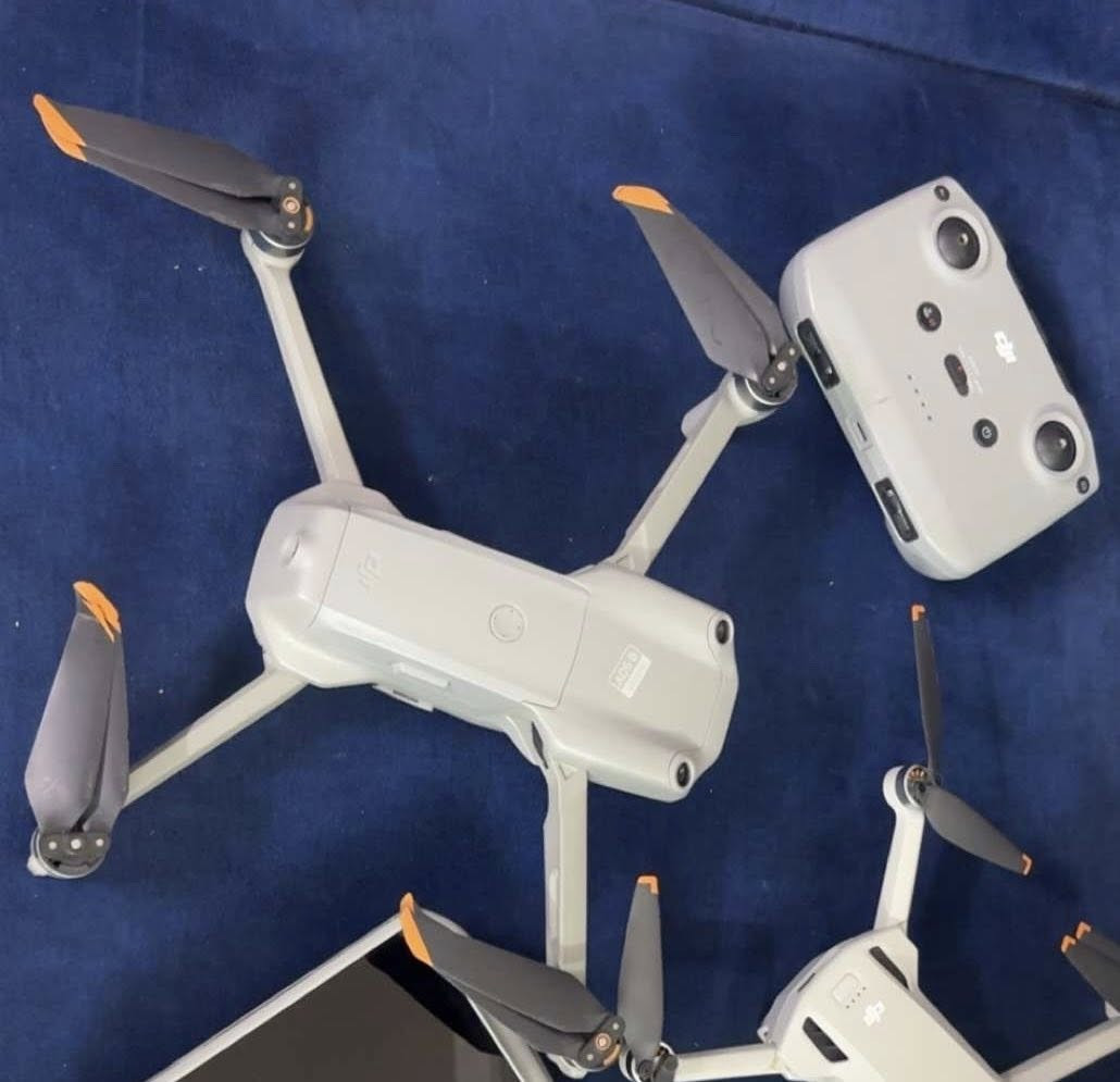 للبيع درون DJI Air 2S  ✈️🔥
للاستفسار خاص..مكاني أربيل ماعندي توصيل

المحتويات:

• 3 بطاريات  

• جوستيك / ريموت كونترول  

• شاحنة أصلية  

• ريشات إضافية  

المواصفات:

• كاميرا 20MP سنسر 1 إنج CMOS

• تصوير فيديو 5.4K

• تصوير 4K حتى 60fps

• وقت طيران يصل إلى 31 دقيقة للبطارية الواحدة

• مدى إرسال قوي OcuSync 3.0

• حساسات مضاد اصطدام وتجنب عوائق ذكية

• تصوير RAW و D-Log للمونتاج الاحترافي
• حجم عملي وقابل للطي


**إذا كنت صاحب هذا الإعلان وتريد حذفه لأي سبب، رجاءا أرسل رسالة إلى الدعم الفني**