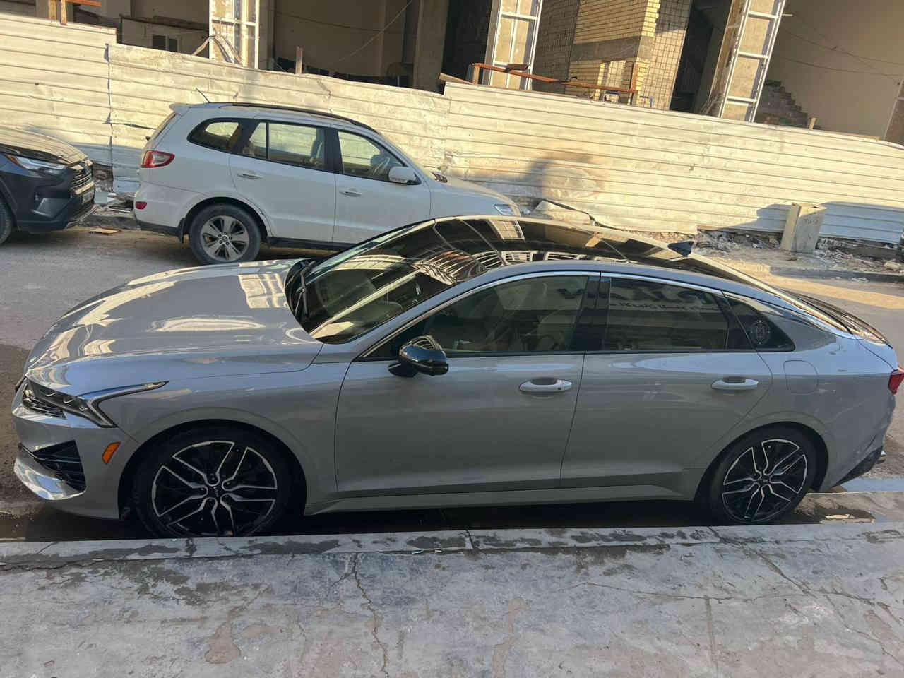 السلام عليكم 
كي فايف (2022) امريكي ضررها جاملغ حلفي صور الحادث موجوده بالنشر فئتها (gt) رقم بغداد باسمي              السياره مغلفه(PPF)
فول مواصفات.                بالكامل 
بصمه ابواب 
بصمه تشغيل 
تشغيل عن بعد 
بانوراما
شاشه الحجم الكبير 
كشنات جلد 
كشنات كهرباء
تبريد شاشه 
قطعتين تبريد 
وضعيات قياده 
سايد بريك كهربائي 
ومواصفات الكي فايف معروفه السياره جديده بمعنى الكلمه 
العنوان /بغداد 
السعر//230 ورقه وبيها مجال
للاتصال//***********
