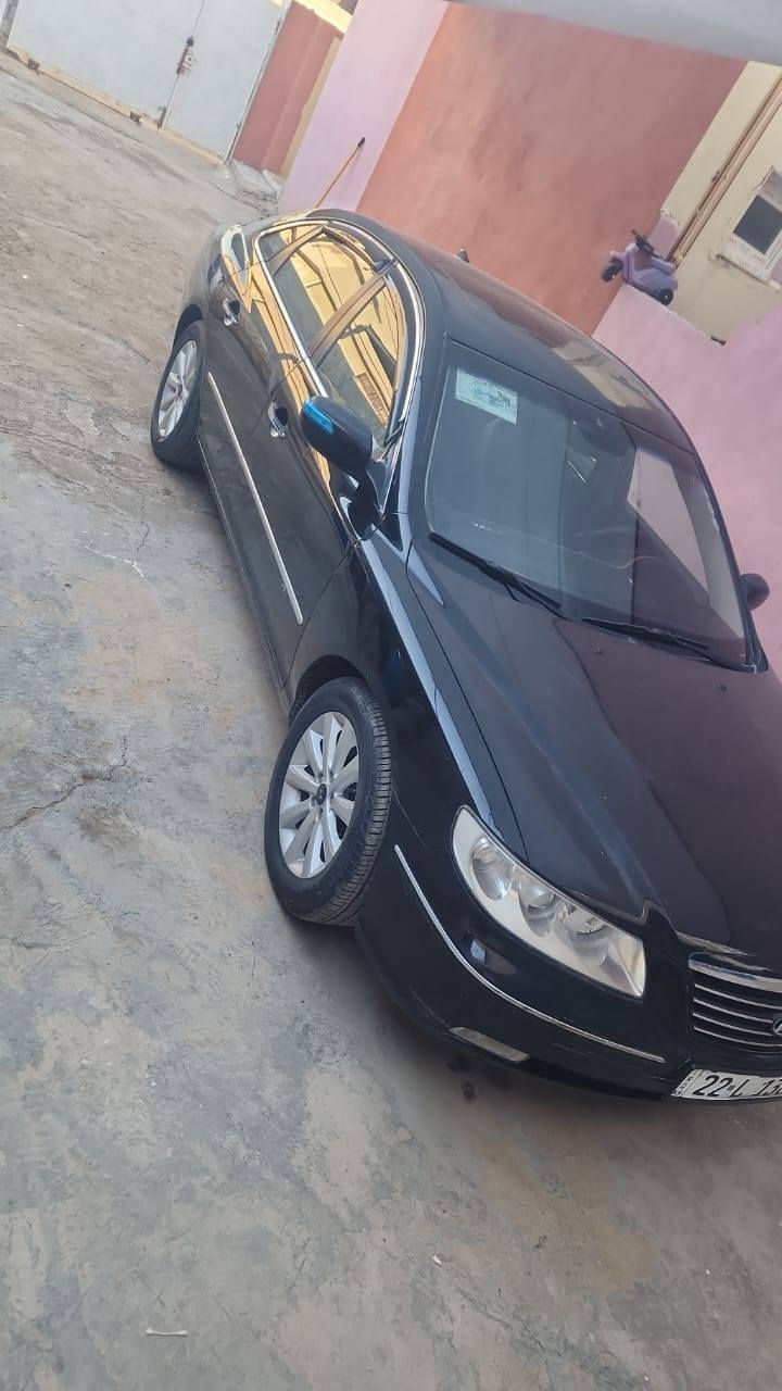 السلام عليكم سياره للبيع ازيرا موديل 2009  حجم ماكينتها سته سلندر 3300 بيها شاملغ مبدل صفحه السكن بالبريد شويه بها بارد بها فتحه بالسقفط مرايه شفط تخم تاير تبريد  تدفئه شغال سياره خير من الله عنوانها ديالى خان بني سعد سياره معروضه 98 وبيها مجال شيء بسيط رقم السياره اربيل وبسمي وتحويل ثاني يوم للاستفسار  او واتساب متوفر اتصل على هذا الرقم *********** وانا بالخدمه
