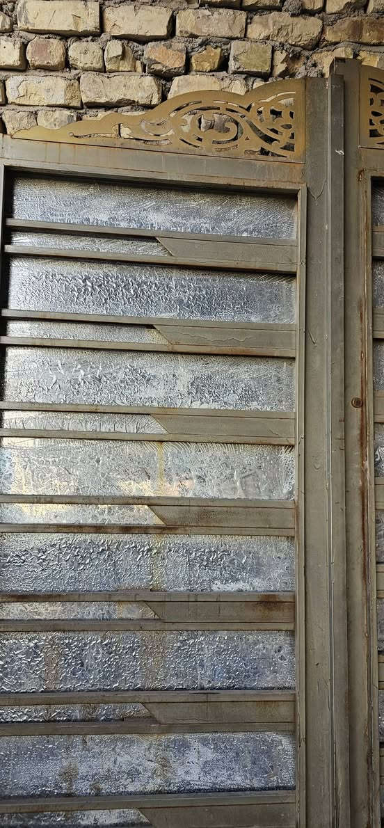 السلام عليكم شباب عندي باب الارتفاع مترين وعشرين والعرض مترين مستعمل شهر الله شاهد السعر خاص عنواني بغداد مدينه الصدر رقم الهاتف والاستفسار *********** وتدللون
