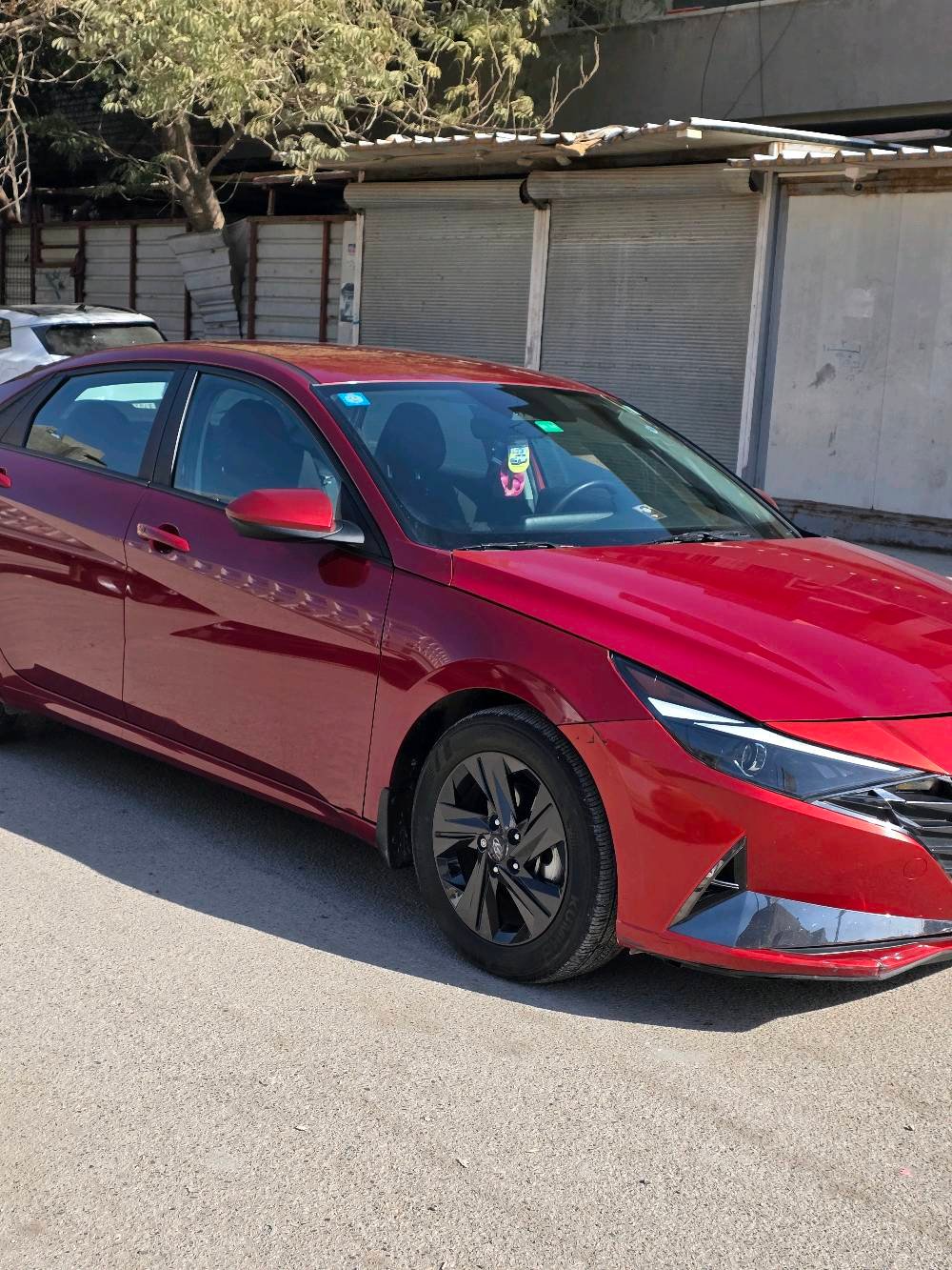 سيارة هيونداي إلنترا حمراء اللون بحالة جيدة وبتصميم عصري ورياضي. السيارة نظيفة من الداخل والخارج ومناسبة للاستخدام اليومي. توفر أداء ممتاز مع كفاءة وقود جيدة، وهي مثالية للمدينة والرحلات الطويلة. \n\nللاتصال ومعاينة السيارة، يرجى التواصل معي.