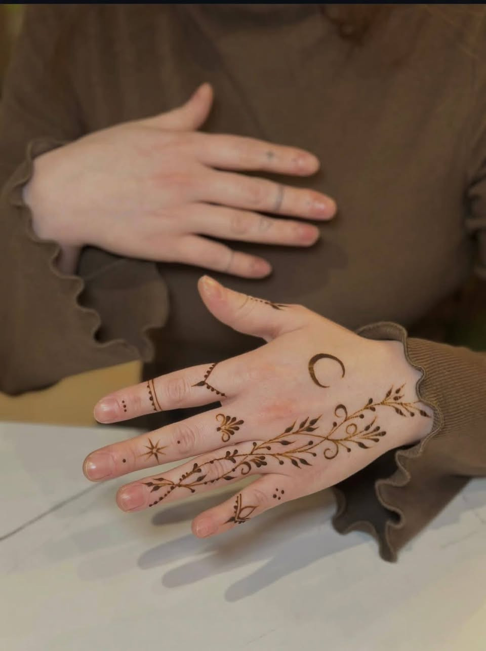 ✨ دالر الحنا الأصيل – أسود وأحمر ✨
✅ يترك خطوط ونقشات واضحة وجميلة على اليدين
✅ ألوان ثابتة وطويلة المدة
✅ مناسب لكل أنواع الجلد
✅ يأتي مع أفكار نقشات كفوف مختلفة لتصاميم احترافية

💫 اختاري رسمة اليوم وكوني مميزة بين صديقاتك!

سعرة.  مع التوصيل  9الاف.


**إذا كنت صاحب هذا الإعلان وتريد حذفه لأي سبب، رجاءا أرسل رسالة إلى الدعم الفني**