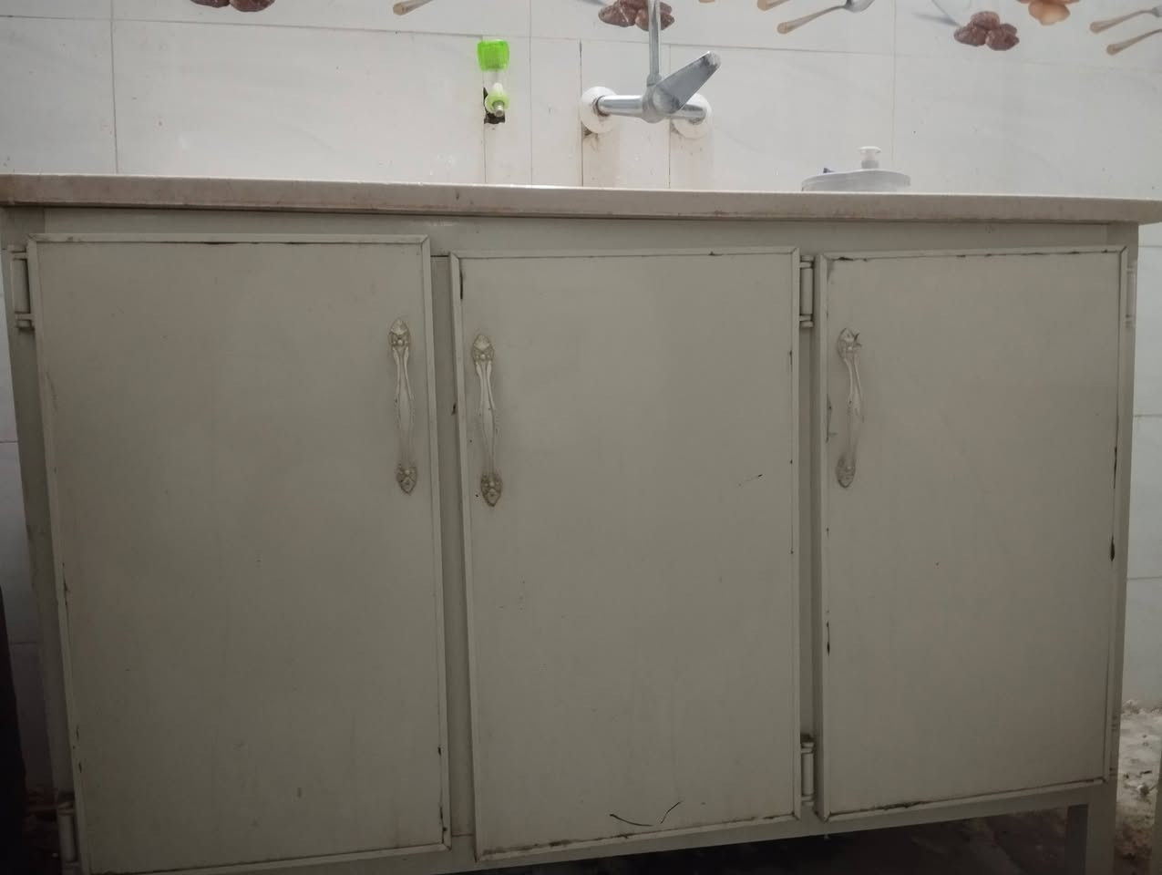 كاونتر للبيع السعر ٢٠٠الف مكاني. نجف. حي النداء رقم الهاتف ***********
