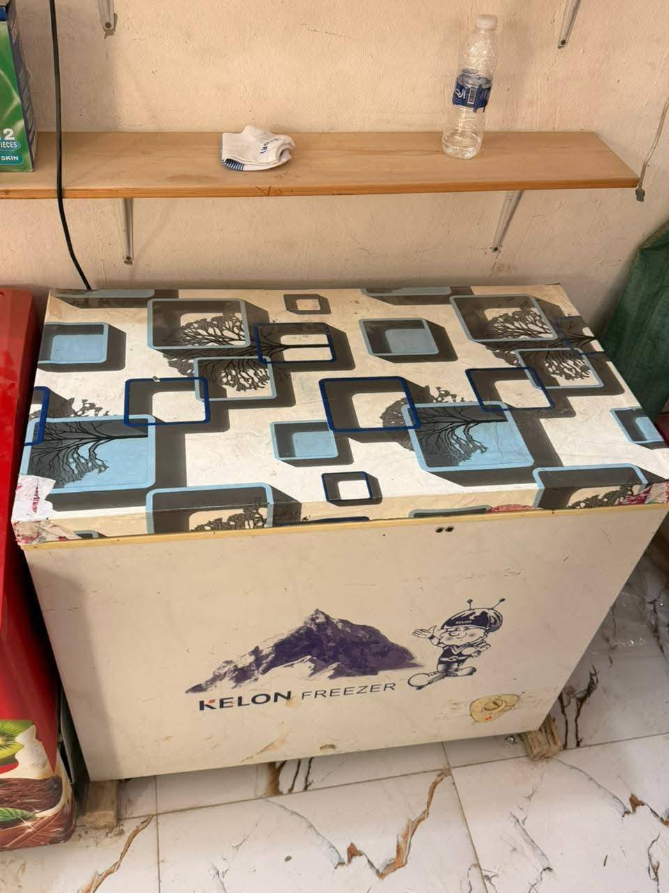 السلام عليكم للبيع عارضات 2 سعرهن 400+فاترينات 2سعرهن 75+رفوف حديد28ودنك 5وشيالات 35+رفوف خشب +مجمدة سعرهة 175 عنوان حي النصر ***********
