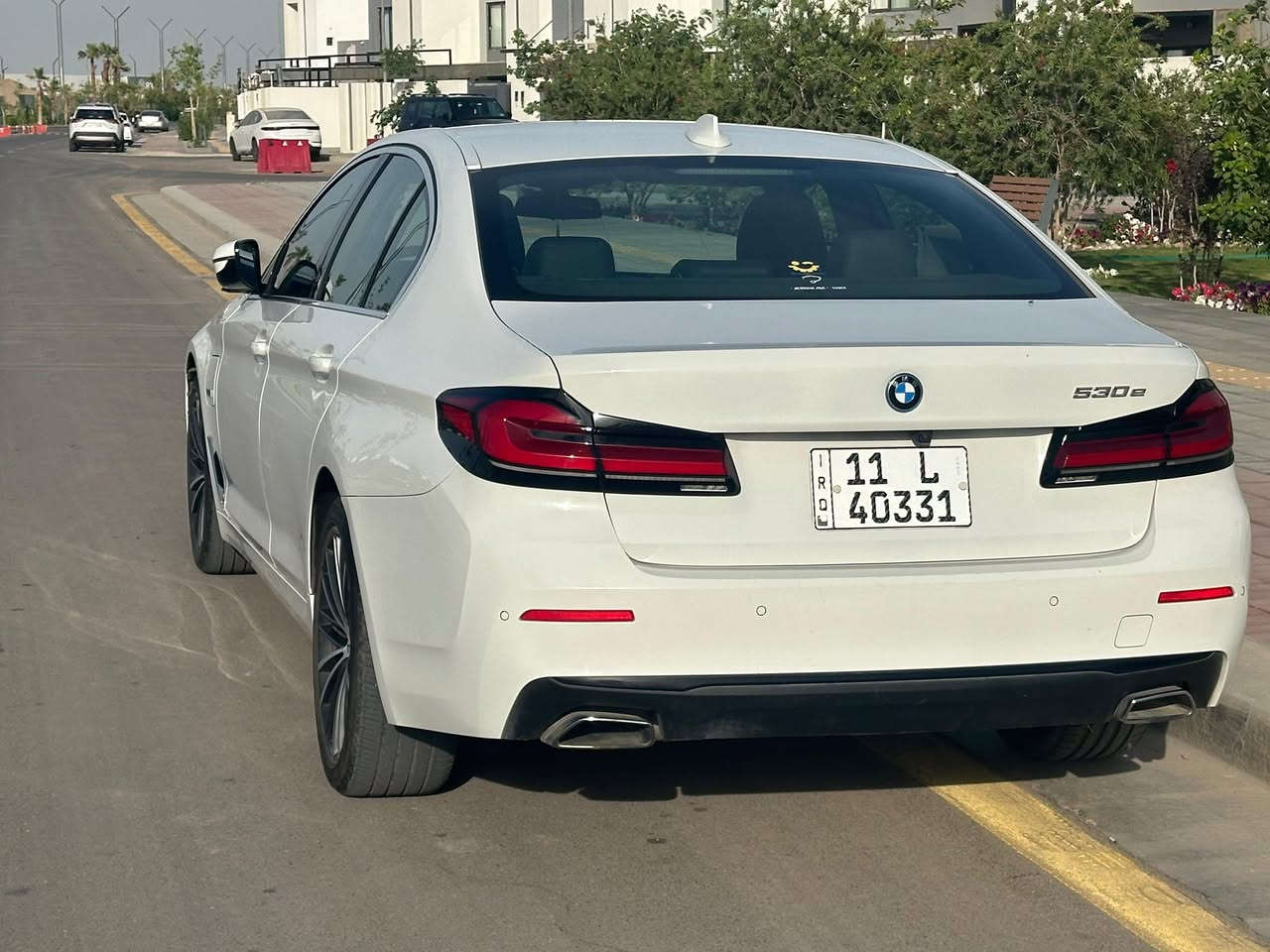 BMW 530e iPerformance (Plug-in Hybrid) موديل 2023 للبيع
السيارة غنية عن التعريف، قمة بالنظافة، الفخامة، والاقتصادية.

ماشية 

 53 ألف ميل فقط.

 المواصفات:

 المحرك: هجين (بنزين + كهرباء Plug-in) اقتصادي جداً وقوي بنفس الوقت.

 الداخلية: شاشات ديجيتال كاملة، نظام ماوس ونظام خرائط متطور، كراسي جلد كهرباء مع ذاكرة خزن.

 الأنظمة المساعدة: رادار أمامي وخلفي، حساسات 360 درجة، كاميرا، نظام تحديد مسار، وتنبيه تصادم.

 الإضاءة: لايتات LED ذكية (BMW LED).

 الراحة: فتحة سقف، بصمة تشغيل وأبواب، تبريد مركزي منفصل، تحكم ستيرن كامل.

الحادث 

  صبغ جاملغ خلفي  واحد فقط.

 باب السائق: بيه طخة بسيطة وتعدلت (بارد) بدون صبغ.

 باقي السيارة مكفولة من كل نواحي اللغد، الشاصي، والايرباغات (سليمة 100%).

السعر : 34500$ 🤍

التواصل : ‭0770 343 3337‬
