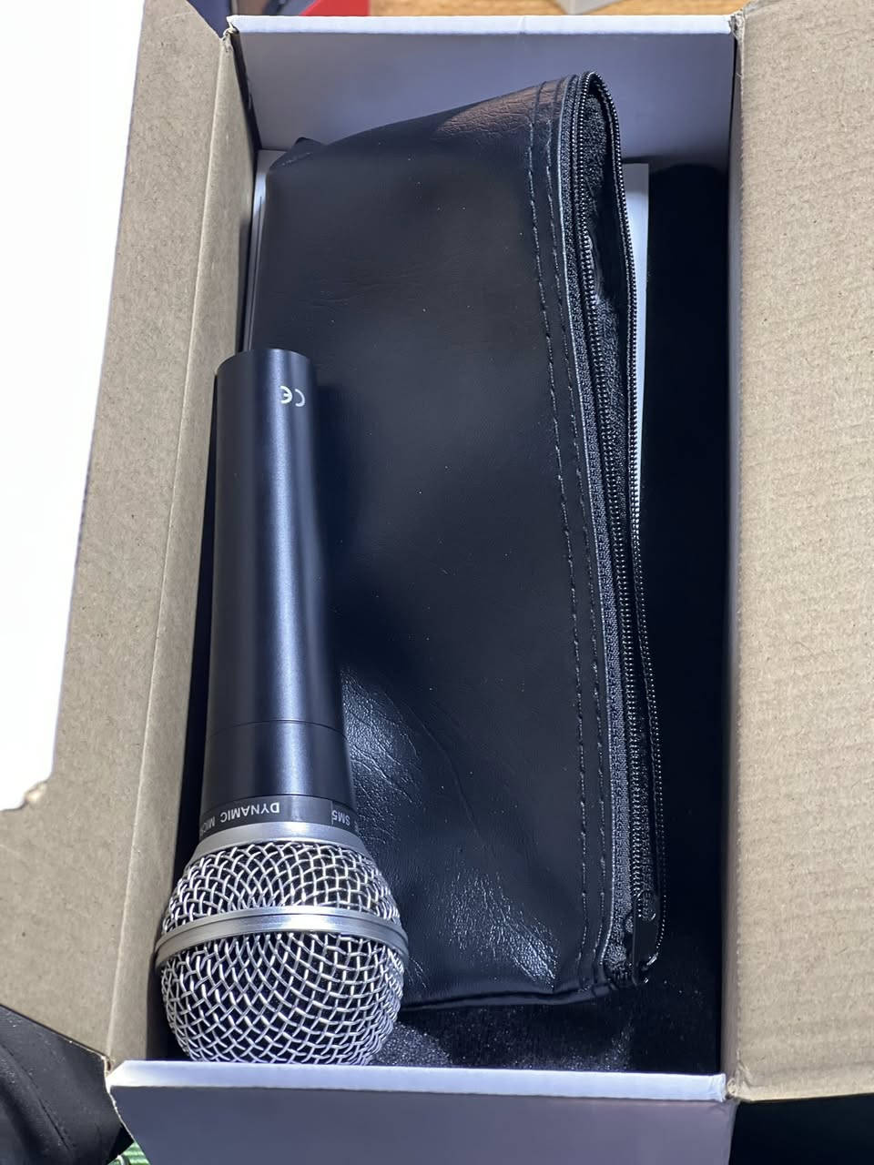 للبيع: مايكروفون SM58 الأسطوري
متوفر لدينا المايكروفون الأكثر شهرة واستخداماً في العالم للأداء الصوتي المباشر والتسجيل.
المميزات:
• الموديل: SM58
• النوع: ديناميك (Dynamic)
• الاستخدام: مثالي للغناء، الخطابة، والمناسبات
• الأداء: يمنح صوتاً دافئاً وواضحاً مع عزل ممتاز للضوضاء المحيطة
السعر: (25الف)
للتواصل والاستفسار يرجى الاتصال على الرقم:
***********
