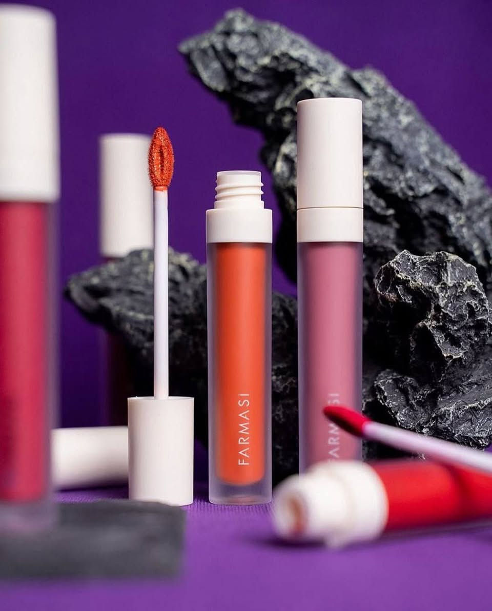 لترند FARMASI💃حمر فارمسي السائلة – جمال يدوم طول اليوم 💄لون غني، ثبات قوي، وإحساس ناعم على الشفاه ✨مع حمر فارمسي السائلة، إطلالتچ تبقى كاملة من الصبح لآخر اليوم بدون ما تحتاجين إعادة 👌تركيبة خفيفة مخملية، تنشف بسرعة، وما تسبب تشقق أو ثقل على الشفايف 🌸

💄إذا تبحثين عن حمرة تجمع الثبات العالي، اللون الغني، والراحة التامة على الشفاه. فـ حمر فارمسي السائلة هي اختيارچ المثالي ✨تركيبتها المخملية تنطي لون واضح من أول مسحة، بدون تكتل أو ثقل،وتثبت لساعات طويلة بدون ما تشقق أو تلزك 🌸
✨ ليش تختارين حمر فارمسي؟
✔️ قوام ناعم وخفيف كأنه مخمل
✔️ ثبات قوي يدوم لساعات
✔️ ما يلطخ وما يلزك
✔️ ألوان عصرية تناسب كل الأذواق
✔️ مظهر أنيق ومخملي للشفاه
✔️ مناسب للاستخدام اليومي والمناسبات
💋 مثالية للدوام، الطلعات، والمناسبات الخاصة
#الاصلي المنشأ تركيا 🇹🇷💯
السعر ٥ الاف
🚘يوجد خدمة توصيل لجميع محافظات العراق ٤ 🚘


**إذا كنت صاحب هذا الإعلان وتريد حذفه لأي سبب، رجاءا أرسل رسالة إلى الدعم الفني**
