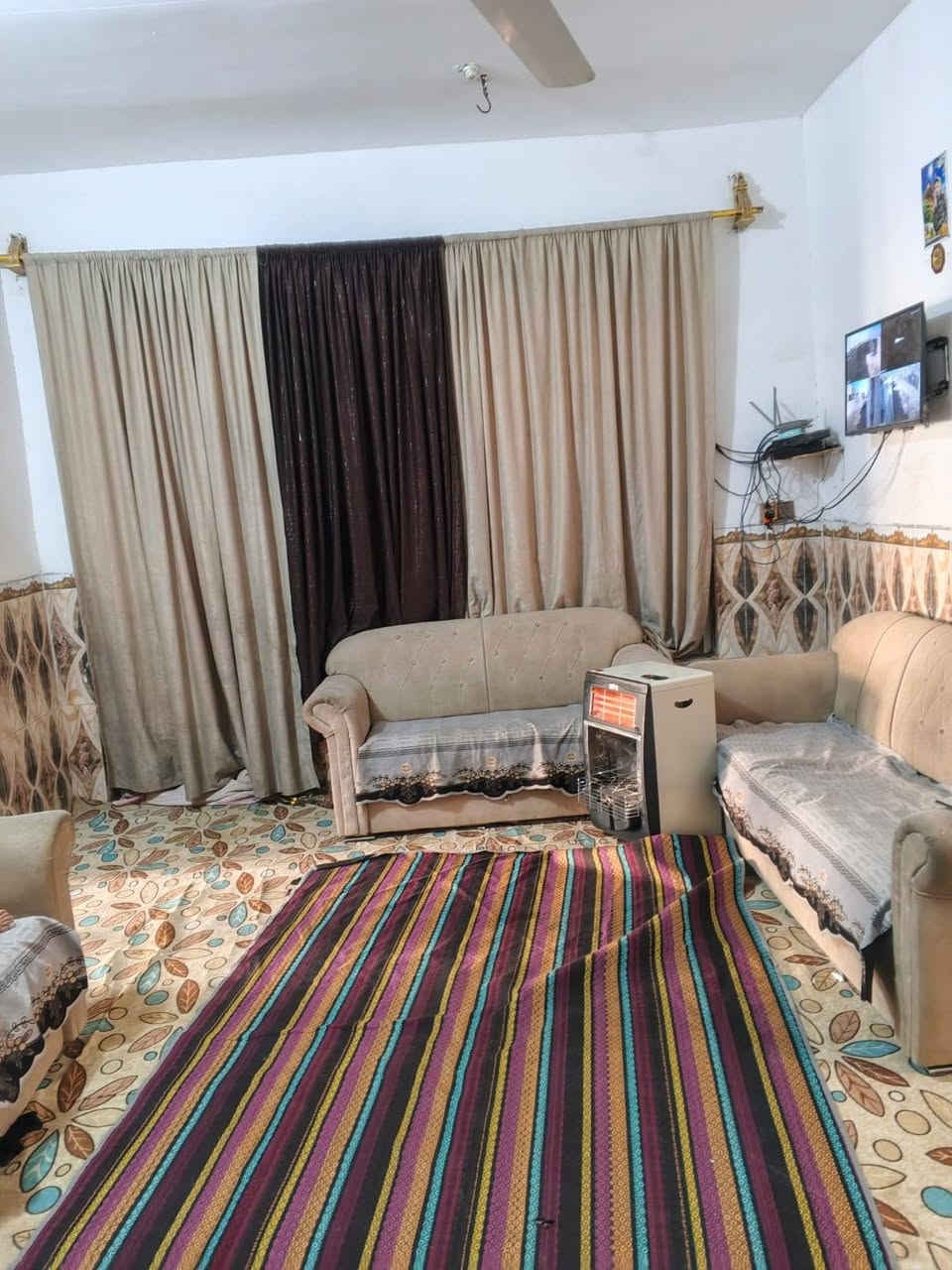 الدار للبيع المساحه 185متر طابو زراعي سند 25 الموقع حي السجاد مقابل سيد جواد شارع حسين أبو الدهن غرف نوم ثنين وحده فوك وحده جوه ستقبال وصاله ومطبخ مجمع صحي السعر 50 بي مجال 
بناء بلوك السقف شيلمان البيت نضيف جدا 
أي استفسار إتصال على الرقم التالي واتساب ***********
أو مراجعة مكتب ابو زهراء التميمي شارع المواكب مقابل حسينية الخزرج الخاص مفتوح
