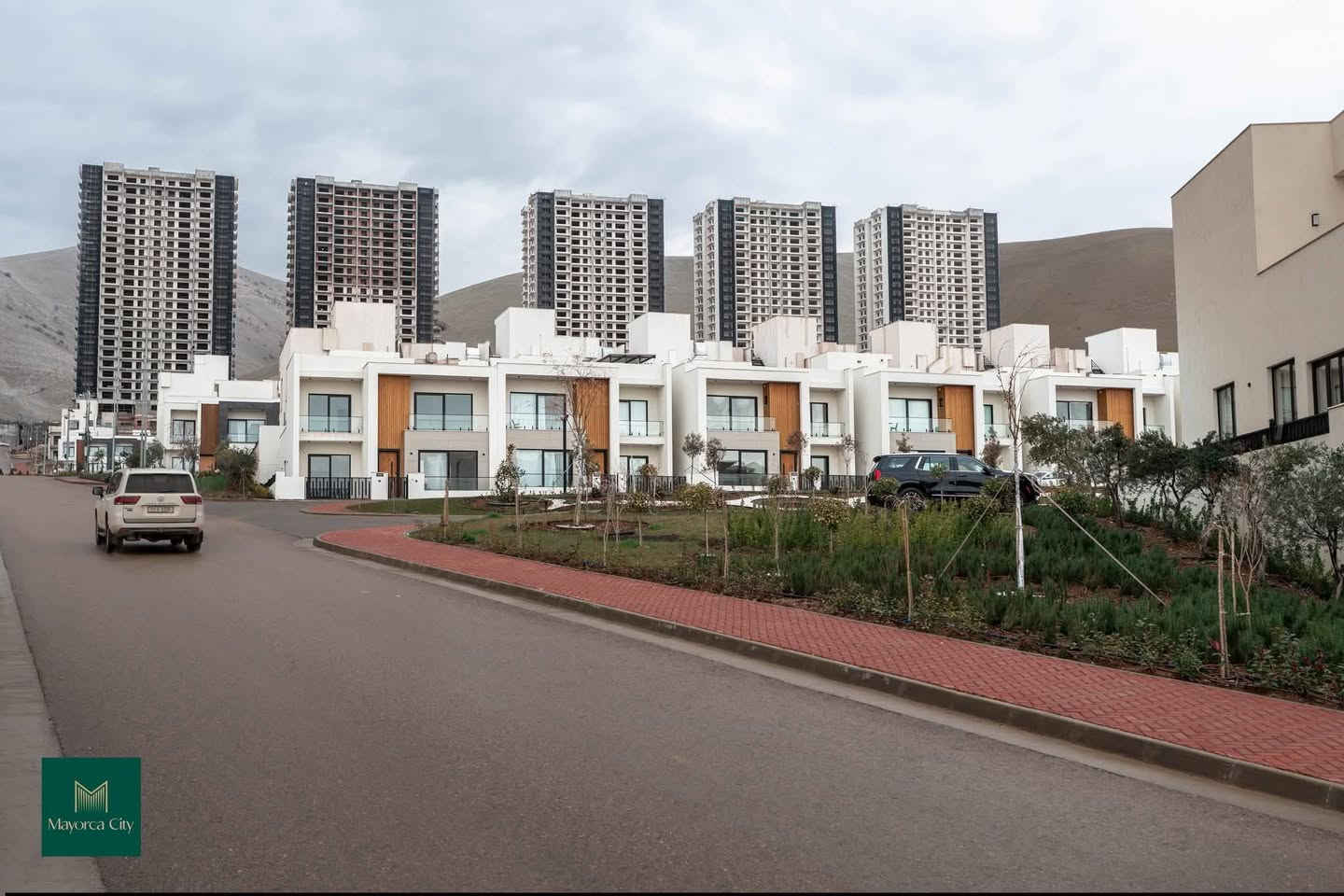 "مایۆرکا سیتی دوای باران تابلۆیەکی دڵڕفێنە! لە بۆنی خۆشی خاک و سەوزاییەوە تا بریقەی شەقام و باڵەخانە بەرزەکان، ئێرە لە هەر ساتێکدا تام و چێژی تایبەتی خۆی هەیە و سیمایەکی بێوێنە دەبەخشێت."

مایۆرکا سیتی، جوانییەک لە دڵی سروشتدا
بریکاری فرۆشتن
مامۆستا نجم الدین
***********
***********
