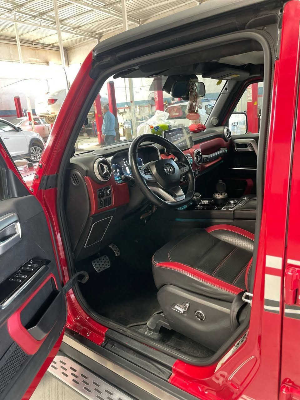 بايك Bj40 plus شامبيون موديل 2021
السيارة اعلى فئة مواصفات   سعرها 165 وبيه مجال 
تشغيل السيارة بصمة
انارة محيطية داخل السيارة 
نظام الانارة الخارجية منظومة زنون
على اللايتات والكشاف
لدات امامية خلفية
دوس جانبية كروم

مقاعد السيارة جلد لونين كهرباء مع تدفئة للمقاعد الامامية
الدفع رباعي اوتو مع انظمة قيادة جبلي وعادي
تبريد امامي خلفي
مخرج كهرباء 220 فولت
كامرات تسجيل امامي خلفي مع امكانية عرض التسجيل في الشاشة الوسطية او المرأة الداخلية
مرأة جانبية شفط كهربائية
حساسات خلفية
شاشة وسطية مع شاشة قيادة متعددة الانماط
فتحة في السقف يدوية الفتح
امكانية فتح القمارة بالكامل 
كير 6 نمر من نوع At مع انماط قيادة 
سبورت وعادي 
نظام ABS مع نظام انزلاق للمنحدرات
سايد بريك كهربائي اوتو 
نظام اوتو ستوب
السيارة بيها تزويد كامل على نظام التعليق الامامي والخلفي
الاطارات من شركة نيكسن انتاج 2024 
المحرك 4 سلندر 2300 تيربو
حادث السيارة بنيد وجاملغ ايمن
السيارة ماشية 41000 KM
السعر المطلوب 165 ورقة وبيه مجال ***********
