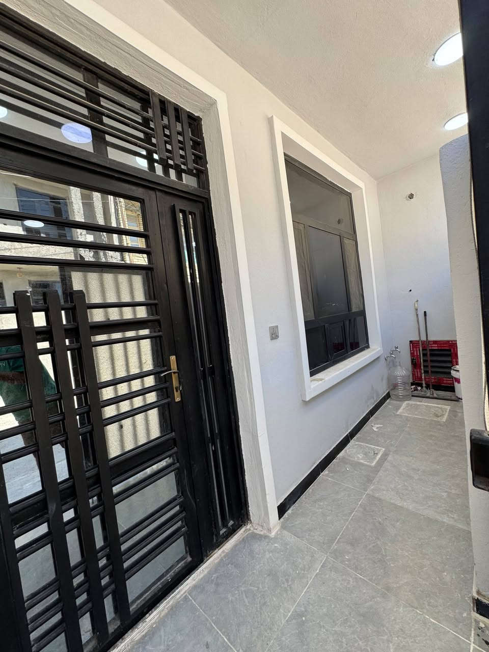 السلام عليكم
🏠#الدارللبيع 80متر واجهيه 5متر نزال 16متر

 طابقين وبيتونه  بناء حديث وتصميم متكامل✨️

 يحتوي البيت. ع[3غرف نوم -استقبال -صحيات عدد2- ومطبخ] البيت شغل درجة اولى✨️

⬅️ مع الخدمات[ماي-كهرباء- تبليط ]✨️

⬅️نوع العقار  طابو زراعي سند 25 اقرار محكمه 

⬅️العنوان #بغداد_الدوره_البوعيثه   
       مجمع العدل الاول 

🔶️السعر جدا مناسب
 
🔴للاستفسار  خاص او الاتصال ع  الرقم 

☎️***********
