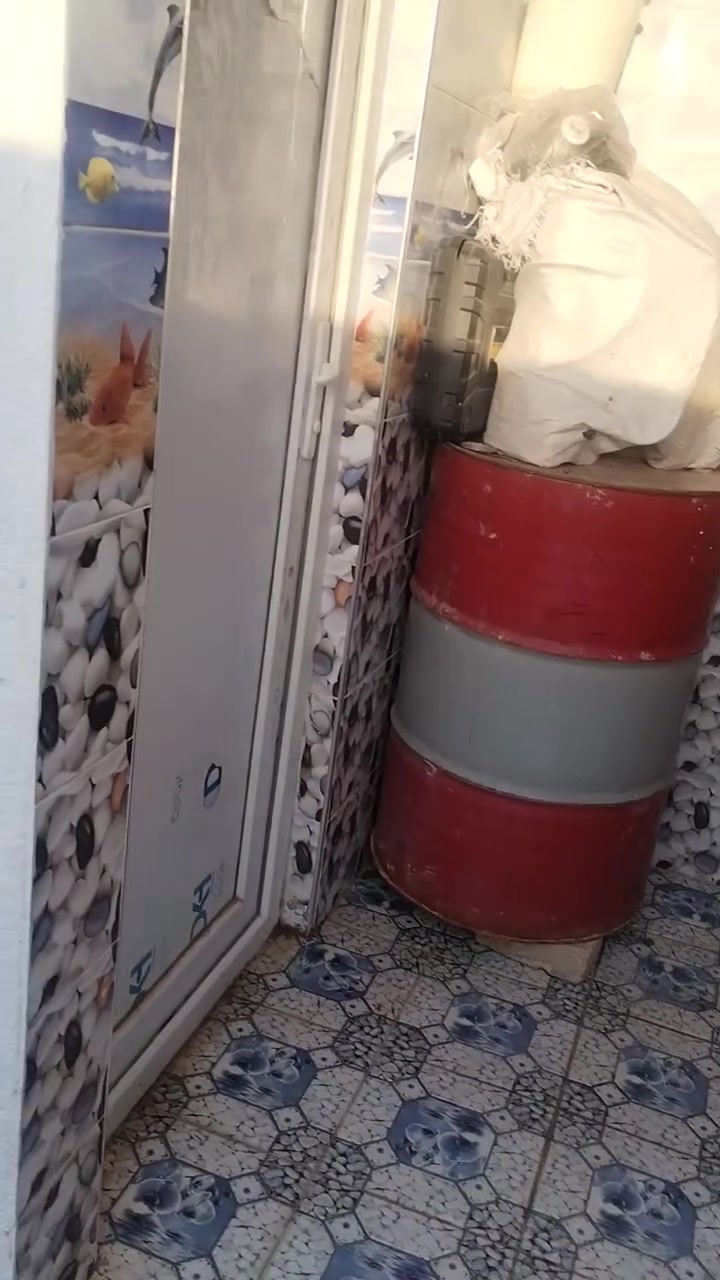 بيتين للبيع طابو باسم شخص واحد  واجهه ١٥ ونص نزال ٢٢ ونص البيت الاول بناء جديد والثاني بناء قديم صالح للسكن وبي بناء طابق ثاني هم العنوان حي الواسطي خلف جامع الجبوري بالضبط للاستفسار التواصل او الاتصال على الرقم ***********
