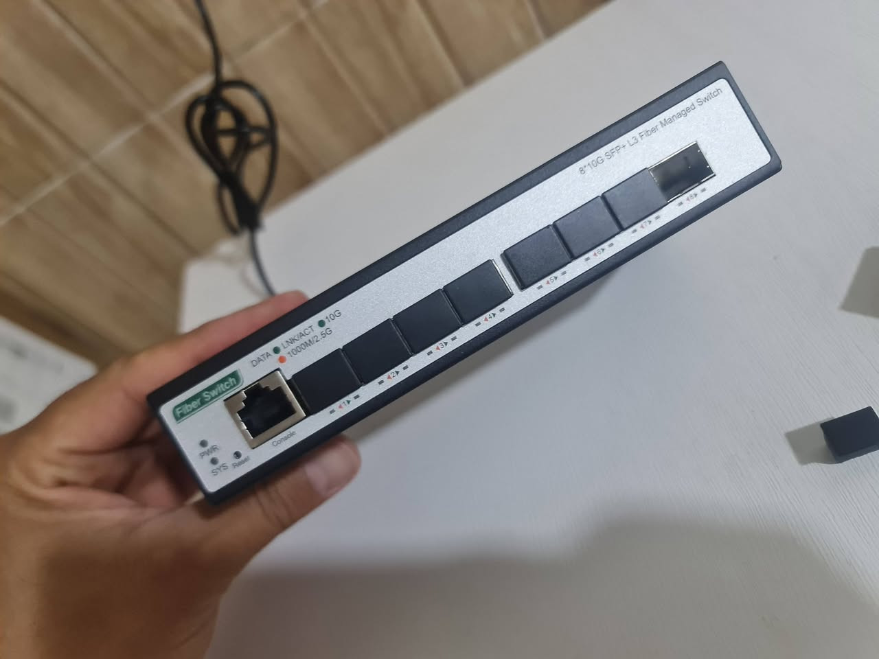 سلام عليكم 
هذا الجهاز هو مُحوّل شبكة مُدار (Managed Switch) من فئة L3 يحتوي على 8 منافذ SFP+ بسرعة 10 جيجابت. 

eBay
 +1
إليك بعض التفاصيل الفنية الهامة حول هذا النوع من الأجهزة:
سرعة نقل البيانات: يدعم الجهاز سرعات نقل بيانات عالية تصل إلى 10000 ميجابت/ثانية (10 جيجابت)، وهو مصمم لنقل البيانات بكفاءة.
منافذ SFP+: يحتوي على 8 منافذ SFP+، مما يوفر سعة نقل كبيرة للشبكة، كما تدعم هذه المنافذ عادةً وحدات الياف ضوئية أو كابلات DAC.
إدارة الشبكة: كونه مُحوّل مُدار (Managed)، فهو يوفر ميزات متقدمة مثل دعم تقسيم الشبكات الافتراضية (VLAN)، والتوجيه الديناميكي (Dynamic Routing)، وتخصيص المنافذ. 
والي اهم من كل هل حجي الي مهتم ينطي سعر.


**إذا كنت صاحب هذا الإعلان وتريد حذفه لأي سبب، رجاءا أرسل رسالة إلى الدعم الفني**