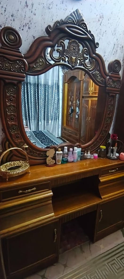 غرفة اخشاب عراقي نفخ 
السعر 650 بيه مجال مكاني كربلاء ملاحضة بيه كسر قليل بلتختة  
رقمي ***********3
