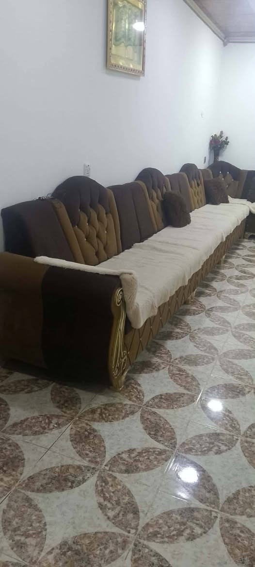 ديوان للبيع نضيف خشب اسود 8 امتار تفصال  سعره 300 وبي مجال 
***********
