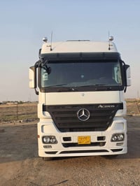 اكتروز موديل ٢٠٠٥ حجم ١٨. ٤٦ مربوطه عربانه ٣محاور دبل تاير 07803976856