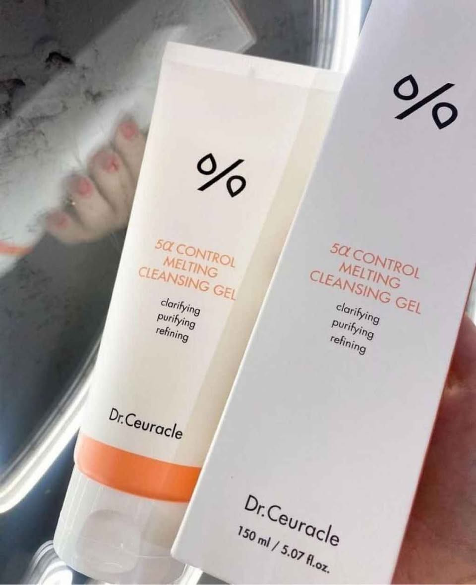 ✨جل التنظيف ميلتنج 5 ألفا كونترول من دكتور سيوراكل (Dr. Ceuracle 5α Control Melting Cleansing Gel) منظف جل يتحول إلى زيت مصمم خصيصاً للبشرة الدهنية والمعرضة لحب الشباب. يساعد على تنقية البشرة وإزالة الشوائب والمكياج. يحتوي على تركيبة جل شفافة عالية اللزوجة تتحول إلى مستحلب عند فركها بلطف على البشرة. مصمم للمساعدة في موازنة إنتاج الدهون الزائدة في البشرة. يمكن استخدامه كبديل لزيت التنظيف الهيدروفيلي ورغوة التنظيف.

✅الميزات والفوائد:-
✔️ يعمل هذا الجل السميك على إذابة الأوساخ والشوائب وحتى المكياج بفعالية، وينقي المسام المسدودة.
✔️ يحتوي المنتج على مركب 5α، وهو مزيج من المكونات التي تساعد على تقليل الدهون الزائدة واستهداف العوامل التي قد تؤدي إلى ظهور الشوائب.
✔️على الرغم من خصائصه المنقية، فإنه غني بمكونات مرطبة مثل الألوفيرا، مما يساعد على تكوين طبقة مرطبة على سطح البشرة ويمنع جفافها.
✔️ يتميز بتركيبة جل شفافة عالية اللزوجة تنتشر بلطف على الوجه وتتحول إلى ملمس زيتي ناعم عند التدليك.
#الاصلي المنشأ كوريا 🇰🇷💯 البصرة, العراق


**إذا كنت صاحب هذا الإعلان وتريد حذفه لأي سبب، رجاءا أرسل رسالة إلى الدعم الفني**