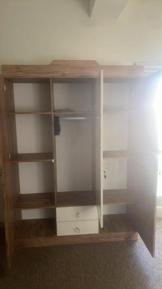 ١- سرير صاج تكمة مع دوشك ومخاد 
٢- كنتور بابين خشب جديد استخدام قليل جدا كم يوم

٣- وكنتور ٣ ابواب خشب غير مستعمل

نزلتلكم صور وفديو
 
***********
