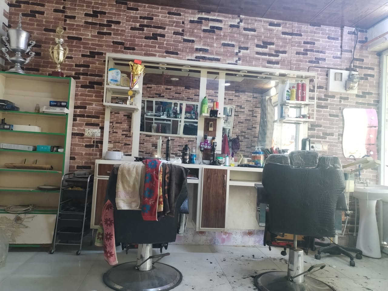 محل حلاقة للبيع كامل مابي نقص
سبب البيع عدم التفرغ 
موقع المحل سايدين مركز العروبة 
حي النصر 
***********
