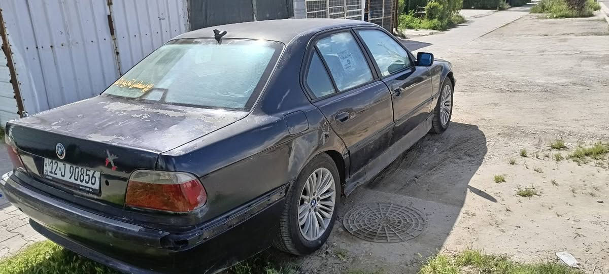السلام عليكم
E38 موديل ١٩٩٧ 
سياره جاهزه من كلشي مابيها كل نقص 
فثط عايزها صبغ 
غرفه نضيفه بطاين جدد ترايش جدد 
كير مكينه شرط تراي وين متريد شادهن حاويه جدد يم حيدر ابو الحسن V8 4.4 
سنويه لل 30 رقم موصل دولي 
تخم تاير جديد 
لايت نهار زارع عدسات بيها ب600 الف 
ايرو داينمك يصعد وينزل ويا التشغيل وتتحكم بي 
سياره نقصها يدة قفل بنيد ويدة باب خارجي جهة الراكب وقفل چكمچه فقط لا غير 
سياره للبيع فقط ماراوس 
واتساب وخاص مفتوح 
***********
