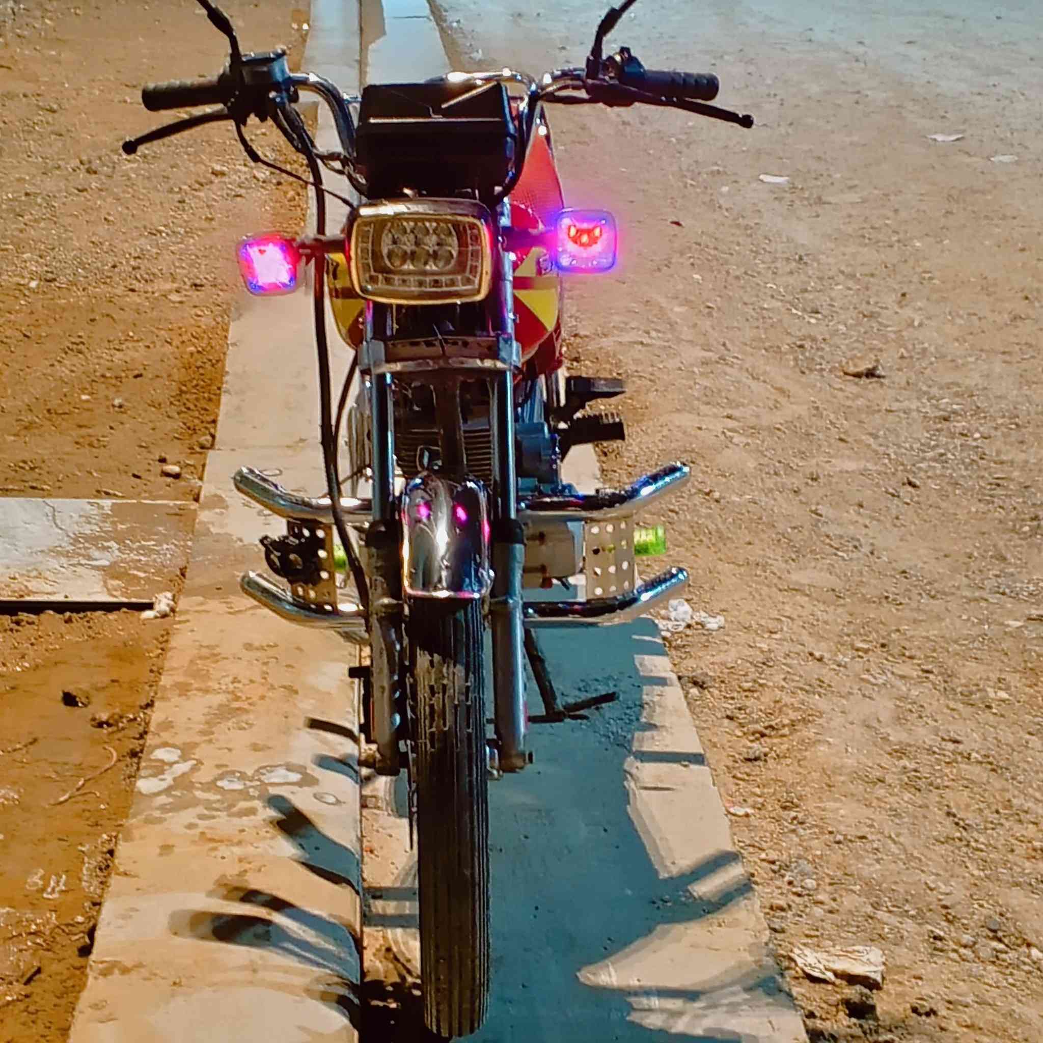 موطور سيفان موديل 2021محدث 2024 نظافه فول كهربائيات كله شغاله بي وراق سعر650وبي مجال تواصل على هاذ رقم*********** رمادي خمس كيلو
