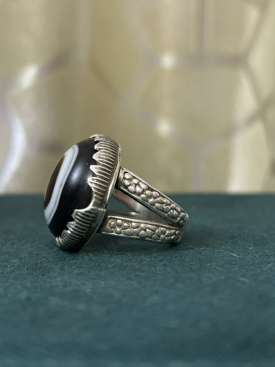خاتم 💍فضة رجالي بحجر عقيق جزع دائري بقري ، صياغة يدوية ونقوش جانبية 
قياس ٢١
السعر💵 80الف دينار عراقي
 للطلب و الاستفسار مراسلة الصفحة 
او على رقم واتساب ***********
