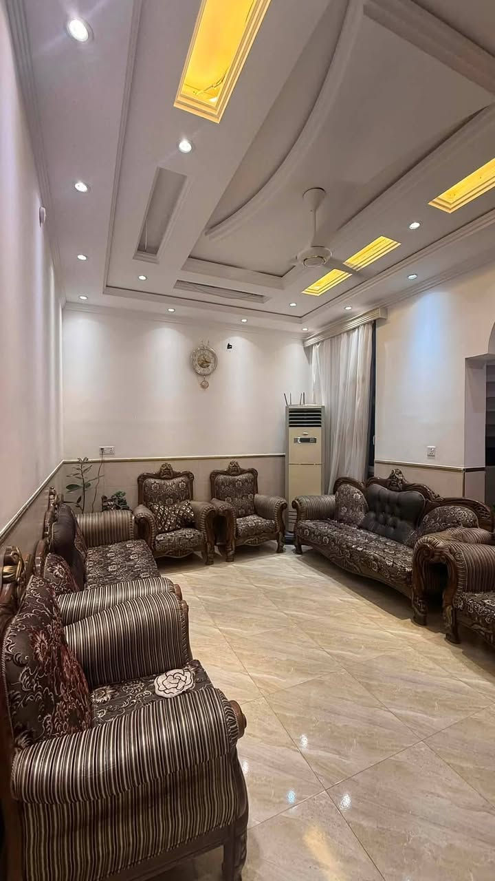 للبيع
بيت البيع بدايه الجغيفي الثانيه قرب منفذ كريم عفتان
مساحه 200متر
طابقين 
بناء حديث درجه اولى
4 غرف نوم 
شارع 10متر
يباع مع الاثاث
او بدون اثاث 
السعر 193 مليون قابل للتفاوض 
للاستفسار لاتصال
***********
