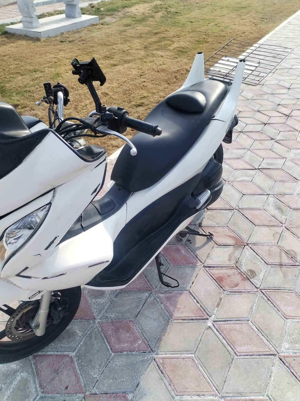 السلام عليكم مرخصة الادمن المحترم دراجه للبيع مكفوله كفاله عامه توجد وياها قماره وجامه اماميه السعر المطلوب 18ورقه وبيه مجال للطيبين العنوان واسط الشهداء شارع الاطلال تليفون ***********
