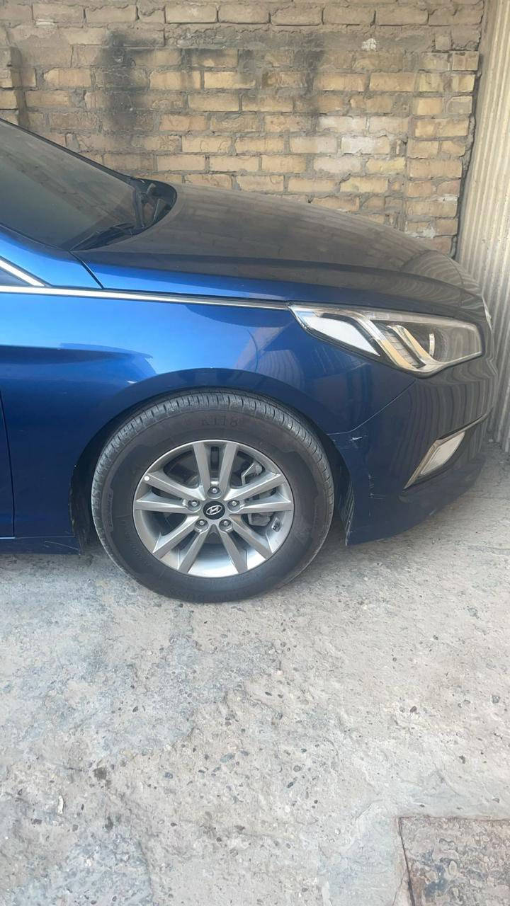 السلام عليكم سوناتا وارد أمريكي مديل 16 حادثها خشم البنيد فقط سياره نص فول شاشه كبيره كامره دواره تحكمات ستيرن أوامر صوتيه وبيها ثلاث انظمة قياده داخلها صاجي السياره جديده اب معنى الكلمه مكفوله وكامله من كلشي رقمها بصره والسياره اب اسمي سعرها ١٢٥ وبيها مجال مكانها بصرة قضاء المدينه 
تواصل على الرقم ***********
او المراسله على الخاص
