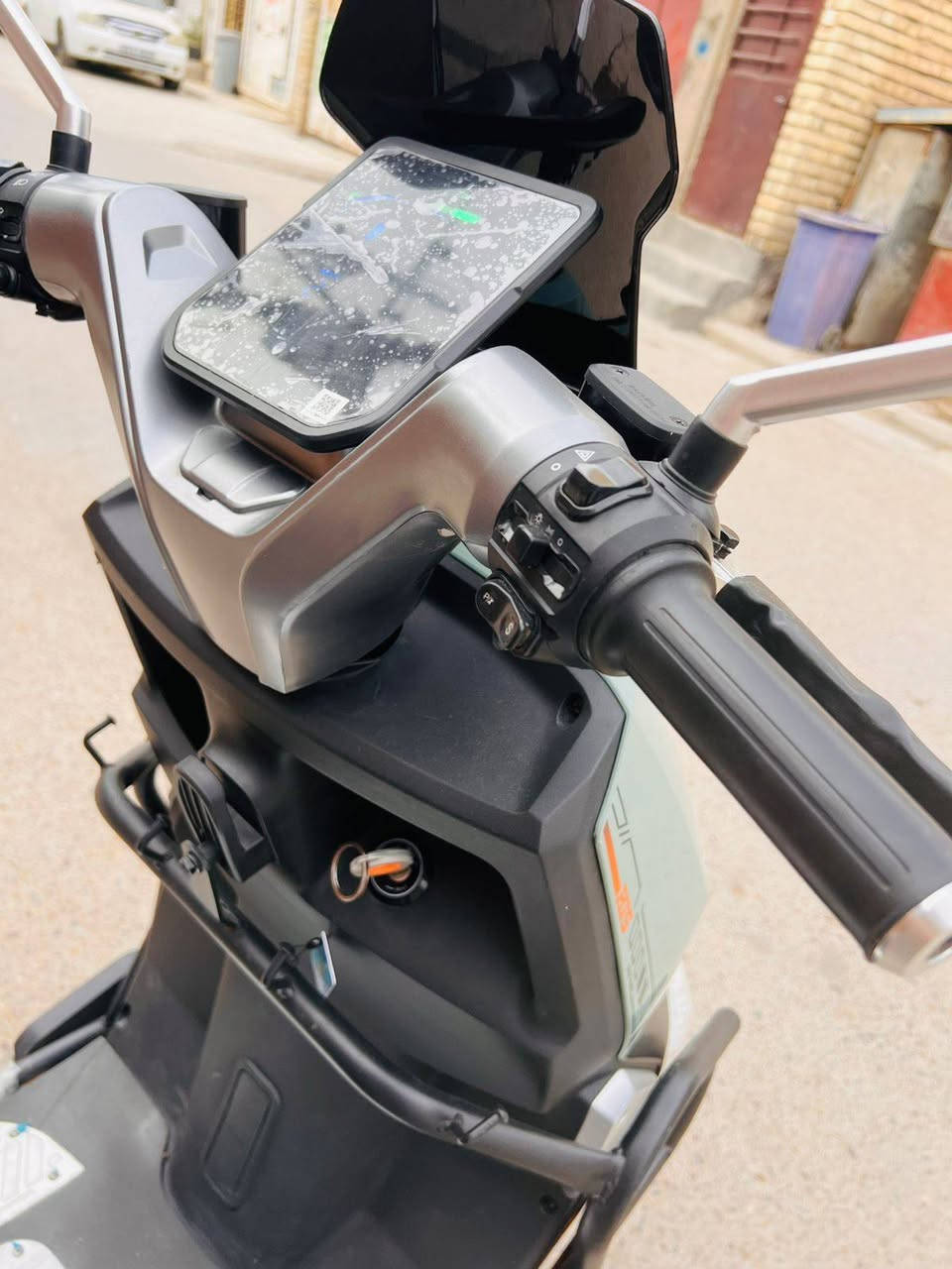 سلام عليكم ورحمه الله وبركاتو 
دراجه شحن الصاعقه موديل 2026
ملف 2000 عدد البطاريات 6”
عدد التحويلات 4 عداد السرعه100
عداد الكيلو متر 1066تقطع مسافه 70 k
 السعر 950 وبيه مجال بسيط جدا مكاني بغداد الزعفرانيه للااستفسار ***********
