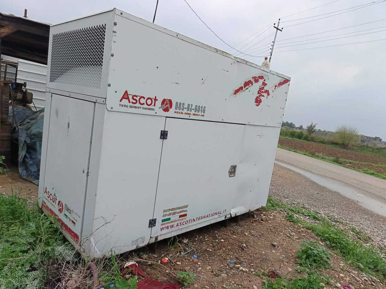 السلام عليكم
للبيع دويس.                  ASCOT
راس توليد            23 KV
تشغيل اوتو
كاتم 
شرط لا تنقيص ولا تبخير 
 السعر.       23$
للاستفسار.           ***********
