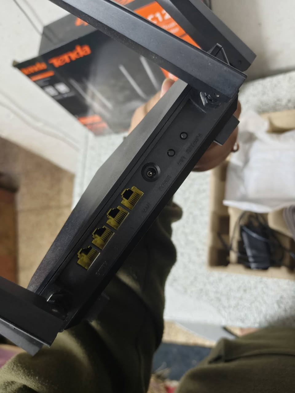 للبيع راوتر Tenda AC6 غني عن التعريف، الجهاز بحالة الوكالة ونظافة 100%، استخدامه قليل جداً وكامل مع ملحقاته والكرتون.​أهم المواصفات والمميزات:
​نظام Dual-Band: يدعم ترددين (2.4GHz و 5GHz) لضمان سرعة إنترنت عالية واستقرارية تامة.
​4 هوائيات (Antennas): توفر تغطية قوية ومساحة أوسع داخل البيت أو المكتب.
​مثالي للألعاب والستريم: يدعم تقنية MU-MIMO و Beamforming+ لتقليل "اللاگ" وبث الـ UHD بدون تقطيع.
​تحكم ذكي: تكدر تتحكم بالراوتر، تغير الرمز، وتحدد السرعة للمتصلين عن طريق تطبيق (Tenda App) بالموبايل.
​النظافة: الجهاز نظيف جداً وشغال بامتياز (بشرط الفحص).
​💰 السعر: 35,000 دينار عراقي (وبي مجال بسيط للشراي المباشر).
📍 الموقع: بغداد.مدينة الصدر قطاع 40
📞 للتواصل والاستفسار: [***********]
