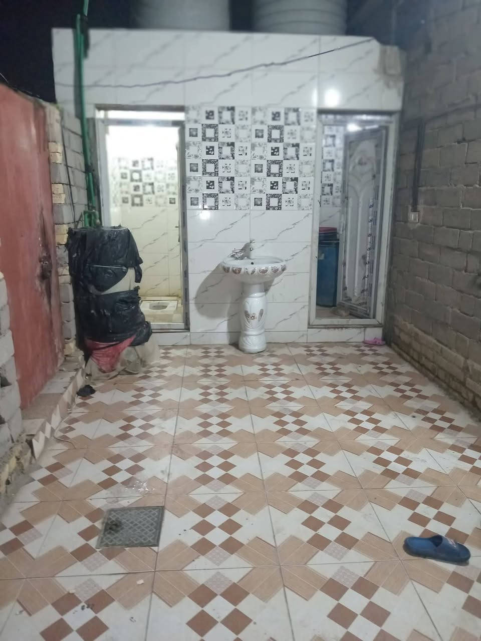 للبيع بيت ١٥٠ متر زراعي عنوان الدجين نهايه شارع احجي كشكول غرف عدد ٢ صاله مطبخ وستقبال بعدها بدون لبخ وكهرباء باقي البيت كامل عالي عن الشارع السعر ٢٢بي مجال ستفسار واتساب***********
