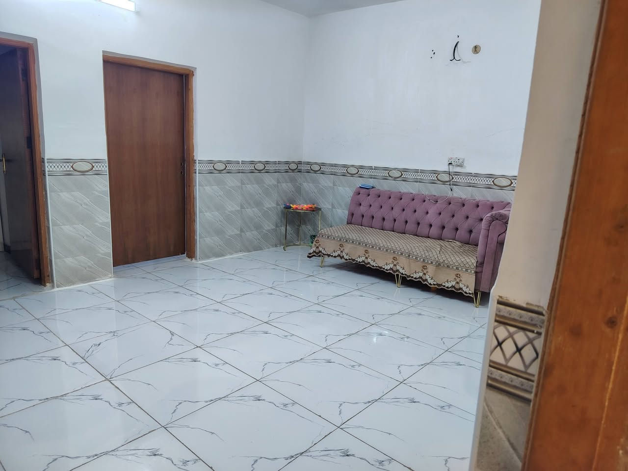 سلام عليكم
بيت زراعي للبيع المساحه ١٥٠م
يحتوي ع غرفتين وصاله ومطبخ واستقبال وطارمه وصحيات داخلية وخارجيه..خدمات ماء وكهرباء ومولدة ...موقع طريق السنيه السياحي قرب صيدلة الرامي ثاني بيت ع شارع الرئيسي.
هاتف ***********
