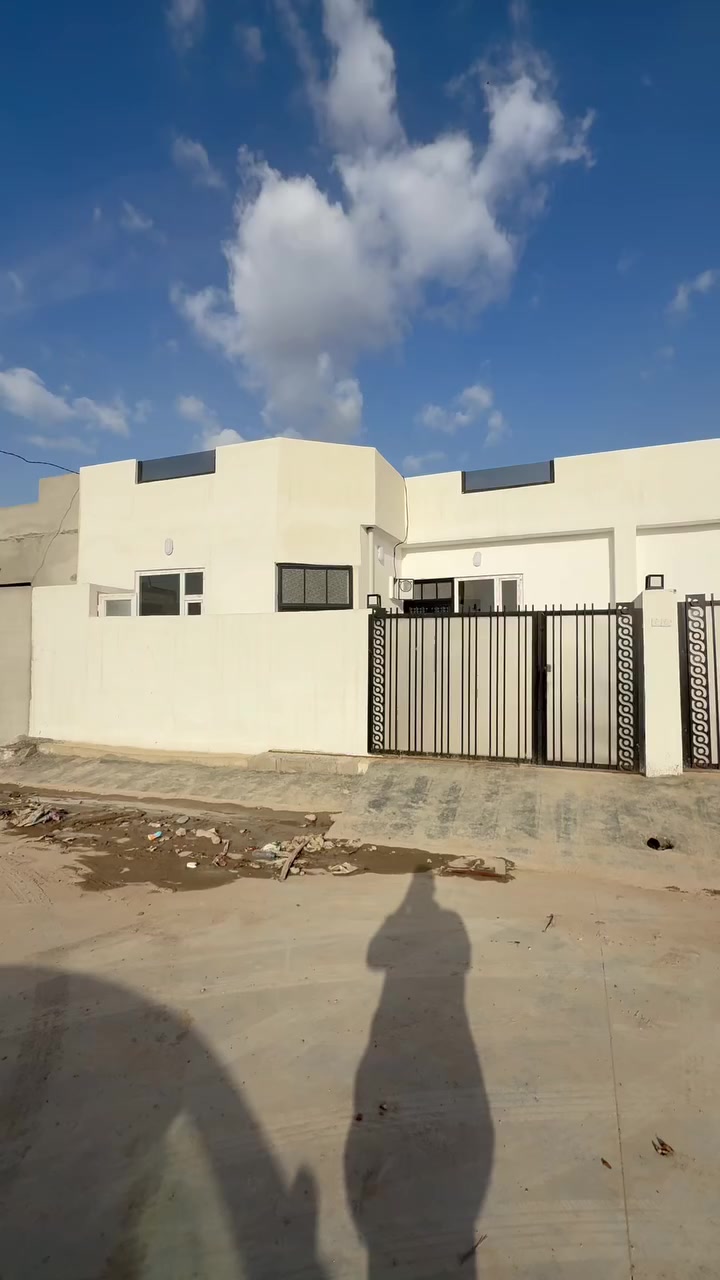 دار للبيع مربع 
فول سيراميك بناء حديث صفر مامسكون
الموقع بنجاعلي 
قرب شقق
فول خدمات 
شارع عريض 
قريب ع شارع العام 
سعر 26 مليون وبي مجال 
***********
***********
