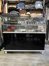 معرض او ميز (فاترينا) زجاج للبيع السعر ١٧٠ الف للإستفسار واتساب او شري...