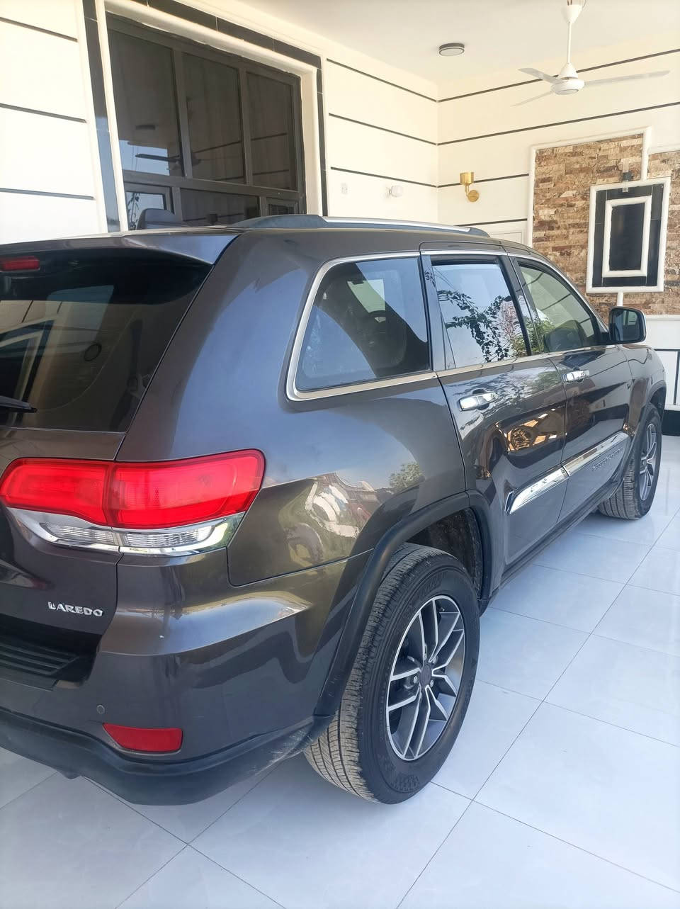 السلام عليكم 
Jeep
للبيع 2019 
رقم بغداد 
انكليزي باسمي 
مواصفات لاريدو 
حادث دعامية امامية فقط 
محرك 3600 
تو ويل  
جنطة كهربائي
عليها بساتم 2014 
انسة الدوانز
شاشة جبيرة 
سستم صوت 10 سماعات 
عليها عدسات LED سعر 500 دولار 
كامرة خلفية 
حساس خلفي 
رادار 
سبير 
عدة سبير 
بك لايت لد 
تبريد ثلج 
ماشية 110 mi
للاستفسار 

***********
