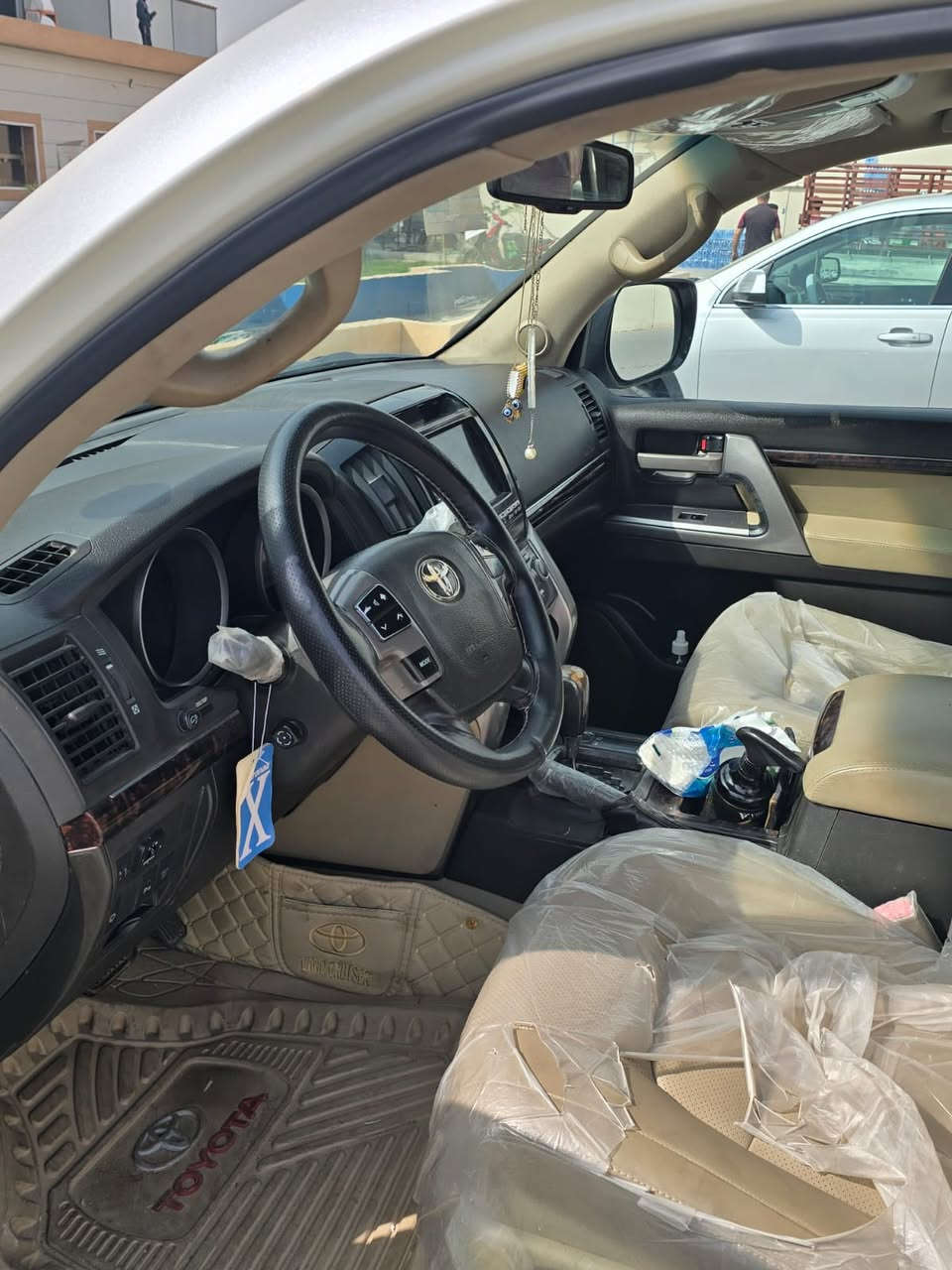 السلام عليكم لاند كروز للبيع السيارة مديل ٢٠١٠ سنوية بأسمي تحويل ثاني يوم السيارة حلوة ونظيفة مكينة ٨ سلندر vxr فول مواصفات كشنات كهربائية تخم تاير جديد وأربع بصمات وكاميرات محيطية مكان السيارة البصرة اتصل على الرقم *********** أو ***********
