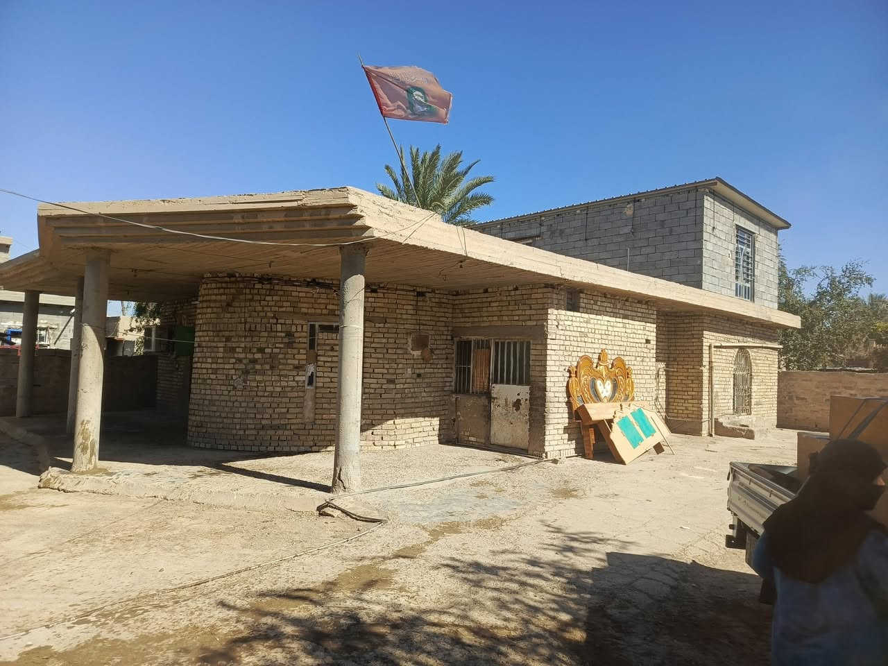 سلام عليكم بيت لبيع عقد زراعي ١١٧ في ابو غريب قرب محطه جوهرت العدنان مساحه القطعه ٥٠٠متر مساحت لبيت ٢٧٠متر  يحتوي لبيت ع ٤غرف نوم ستقبال  مطبخ صحيات ستفسار ع الخط ***********
