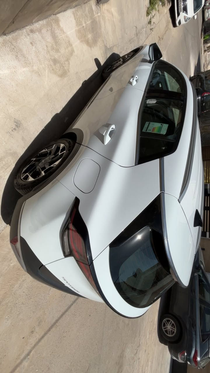 السلام عليكم 
كيا سبورتج 
2023
كفاله عامه من كلشي
لسياره فول مواصفات ماعدا لبانوراما
ماشيه 26 الف
لسياره عندي من سنتنها وكل صياناتها بلشركه ولوصولات كلهن موحودات من هيه وزيرو 
رقم بغداد ب اسمي 
مكاني بغداد 
***********

