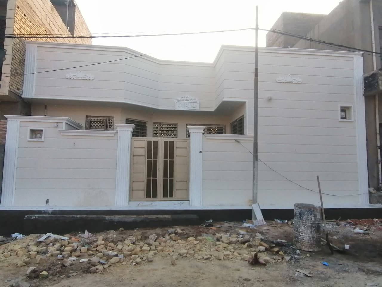 السلام عليكم دار للبيع طابو صرف المساحة 125 متر الواجهه 12.5 والنزال 10 اساس وسقف كونكريت والبناء كله طابوك والشبابيك والبيبان كله تزكام درجه اولى الثقيل ارتفاع السقف 3.40 عالي عن الشارع متر الشبابيك pvc الساري يحتوي على غرفتين نوم وصالة ومطبخ واستقبال وصحيات داخليه وخارجيه وطارمه ومنور عدد 2
حي الزيتون ثاني بيت عن الشارع بصف بنايه سيد امين المحنه
البيت فارغ غير مسكون ***********
حر غير مطلوب
