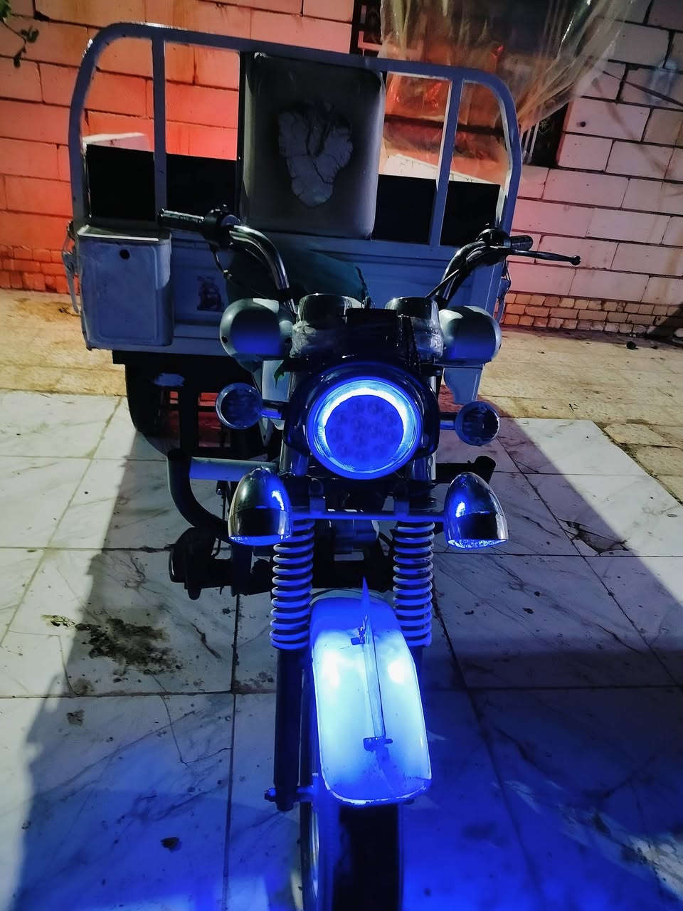 السلام عليكم ستوته للبيع مديل 17 اوراق اصولي محرك 24 مفتوح بستم كهربائيات سلف كله  شغاله جاهزه السعر مليون و 400 وبيه مجال للشراي مكاني شطره وهذه رقمي ***********
