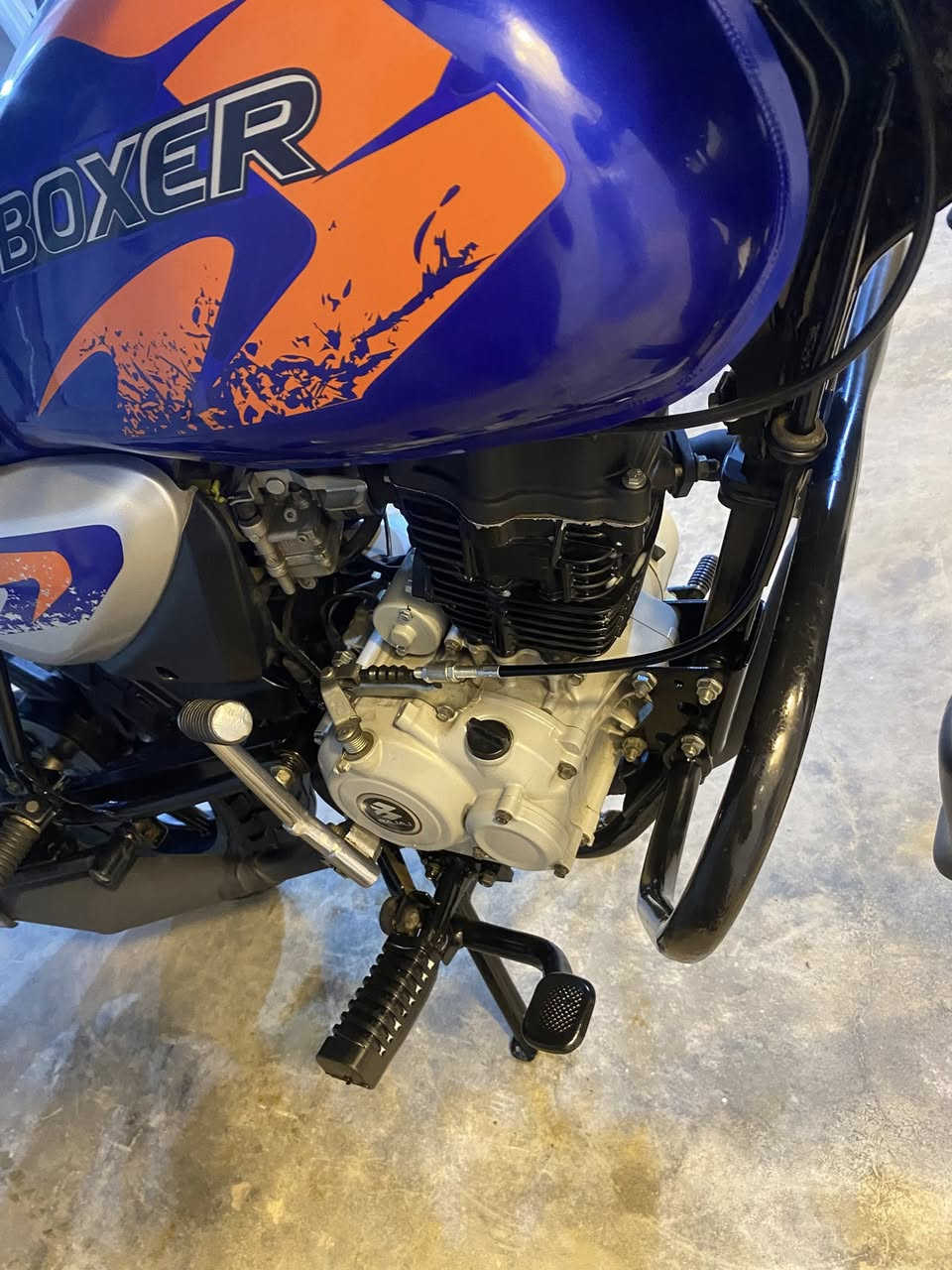 بوكسر موديل 22 رقم بغدادانكليزي  باسمي المكينه بلادية برغي ممفتوح مكان بغداد تقاطع نهروان *********** ماشية 35الف حقيقي. السعر 2300 وبي مجال حك الجية
