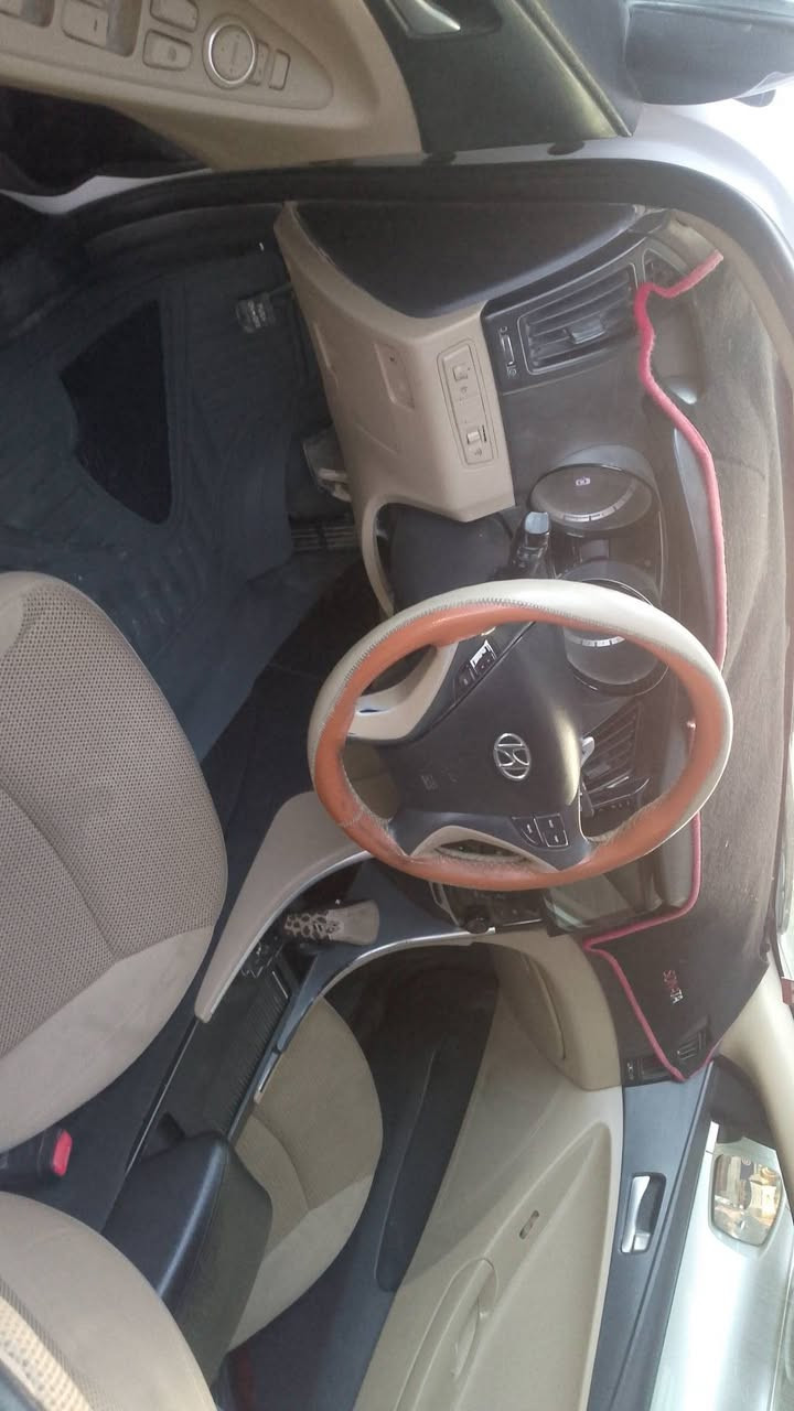 سوناته مضلع موديل 2012 بيه قطعتين صبغ دواخل نضيفه مكينه وكير خير من الله تبريد ثلج سعره 112 وبيه مجال قليل هاذه رقمي ***********
