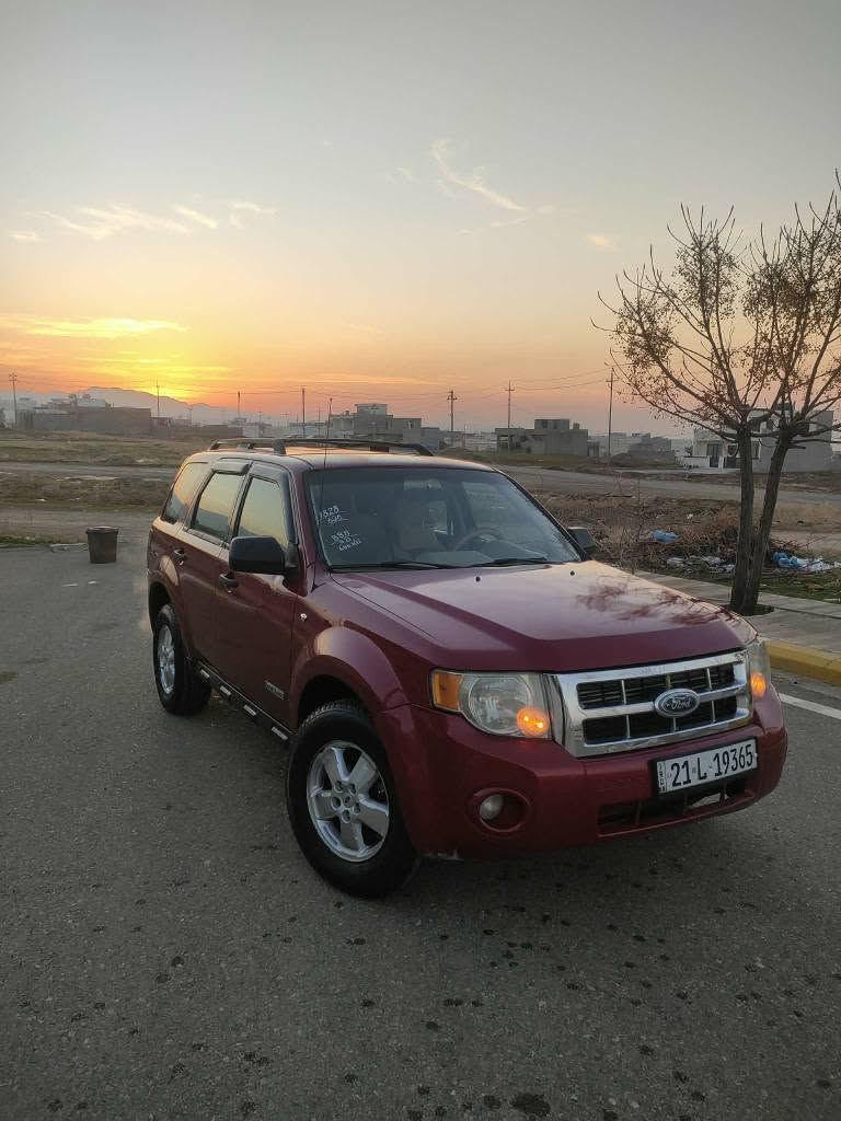 فۆرد ئیسکەیپ 2008
v6
فوول مواسەفات 
دەبڵ ئەکسل 
دژە خلیسک
سنوق شەفت 
تحدید سورعە
شاشە ئایپات 
ڤۆلیۆم شاشە 
کوشن کارەبا 
ناو زەرد
تەبرید سارد و گەرم بەشەرت
4 تایە و ویلی لۆکی بۆ بەسراوە
گێڕ و مەکینە و کارەبایی بەشەرت  سەنەوی تا 2030 یان 2028 بەشەرتی تەحویل و غرامە و بەناو کردن
2 پارچە بۆیاخە
شوێن : هــەڵــەبجــەی شــەهــید
*********** حلبجة, السليمانية
