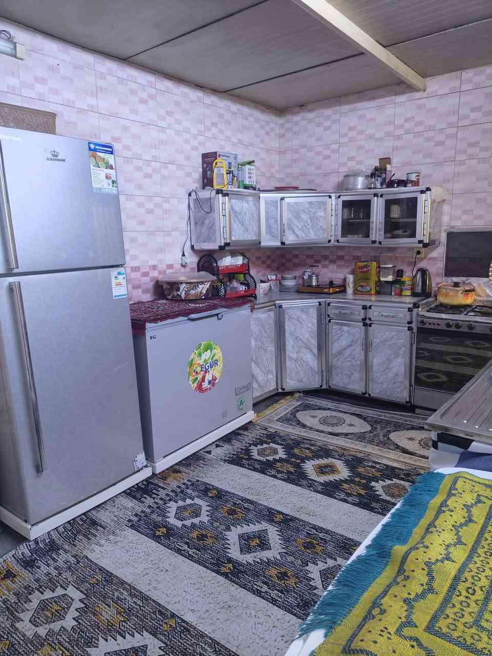 مشتمل للبيع 100 متر ماليه حزيران قرب جامع الرحمن الرحيم المساحه المبنيه من القطعه غرفه نوم 4*4 صحيات مطبخ هول والاستقبال بس اساس السعر 25 بي مجال قليل ***********
