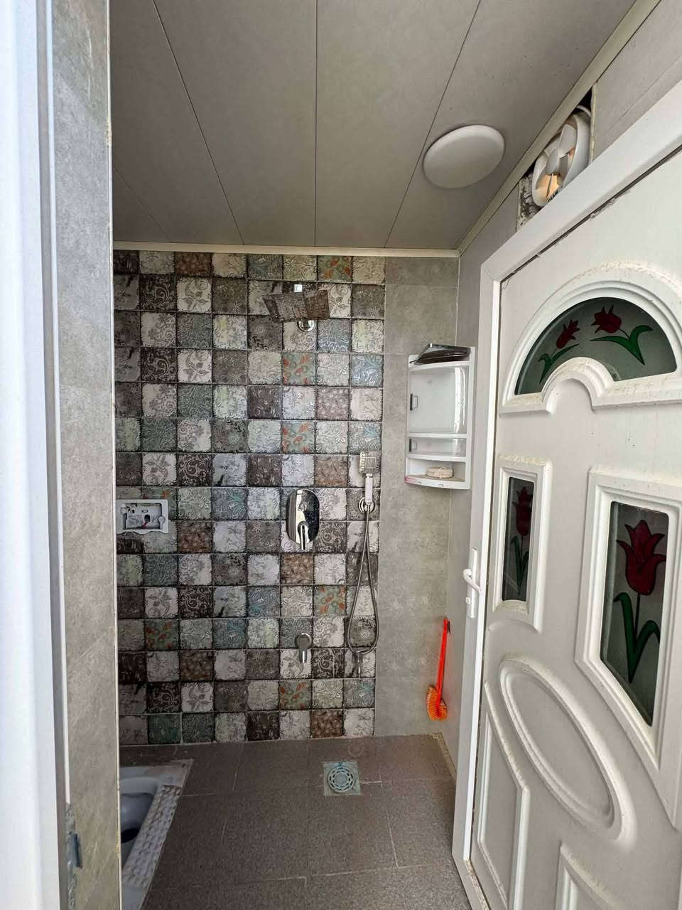 بيت للبيع مع الاثاث
حي الشهداء قرب مدرسه 
قريب ع الجمعيات وقرب ع حي الشهداء
بلازما  عدد ٤
ثلاجه كبيره 
ثلاجه صغيره
مجمده 
كاونتر سعره ٤ ونص 
براد ماء
غساله اوتماتيك
غرفة اخشاب كامله
كامرات 
سبالت عدد ٣
المساحه ١٢٥ طابقين بناء حديث
مطلوب إسكان وانا ابقى اسدد الاسكان

***********
170وبيه مجال
