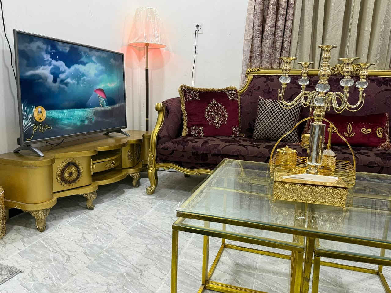 طخم قنفات ملكي امريكي ضخم وقوي ونظافه ٩٠٪؜ اربع مراسي وقنفه ٣ متر مع طبلات مع ميز شاشه مع البردات 
السعر ٦٠٠ وبي مجال ***********. العنوان بصره طويسه
