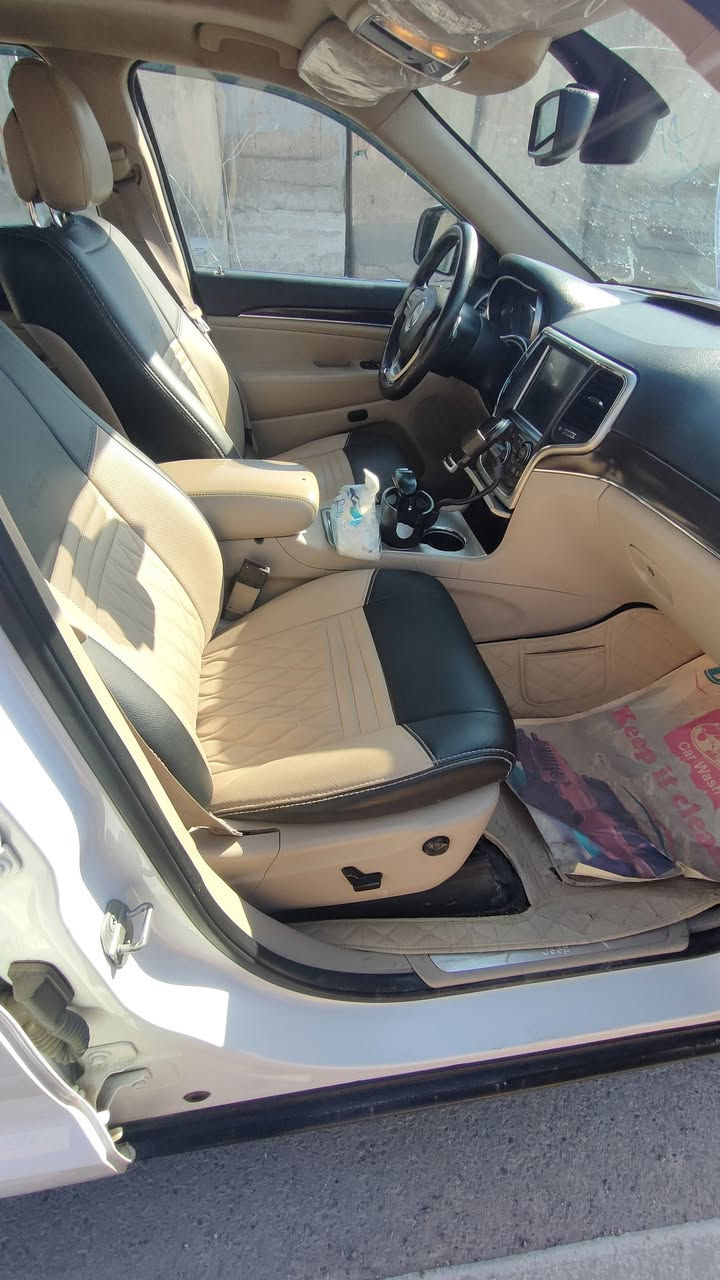 السلام عليكم 
 للبيع فقط اعتذر عن المراوس
جيب 2014 خليجي
فول مواصفات لمتد 
بانوراما
دبلات جوبلس
3 انظمة قيادة
شاشة كبيرة
حساسات
كير مكينة خير من الله 
رقم انكليزي بأسمي 
السونار مرفق بالصور
السعر 225 ورقة وبيها مجال
‏‪0771 577 7010‬‏
