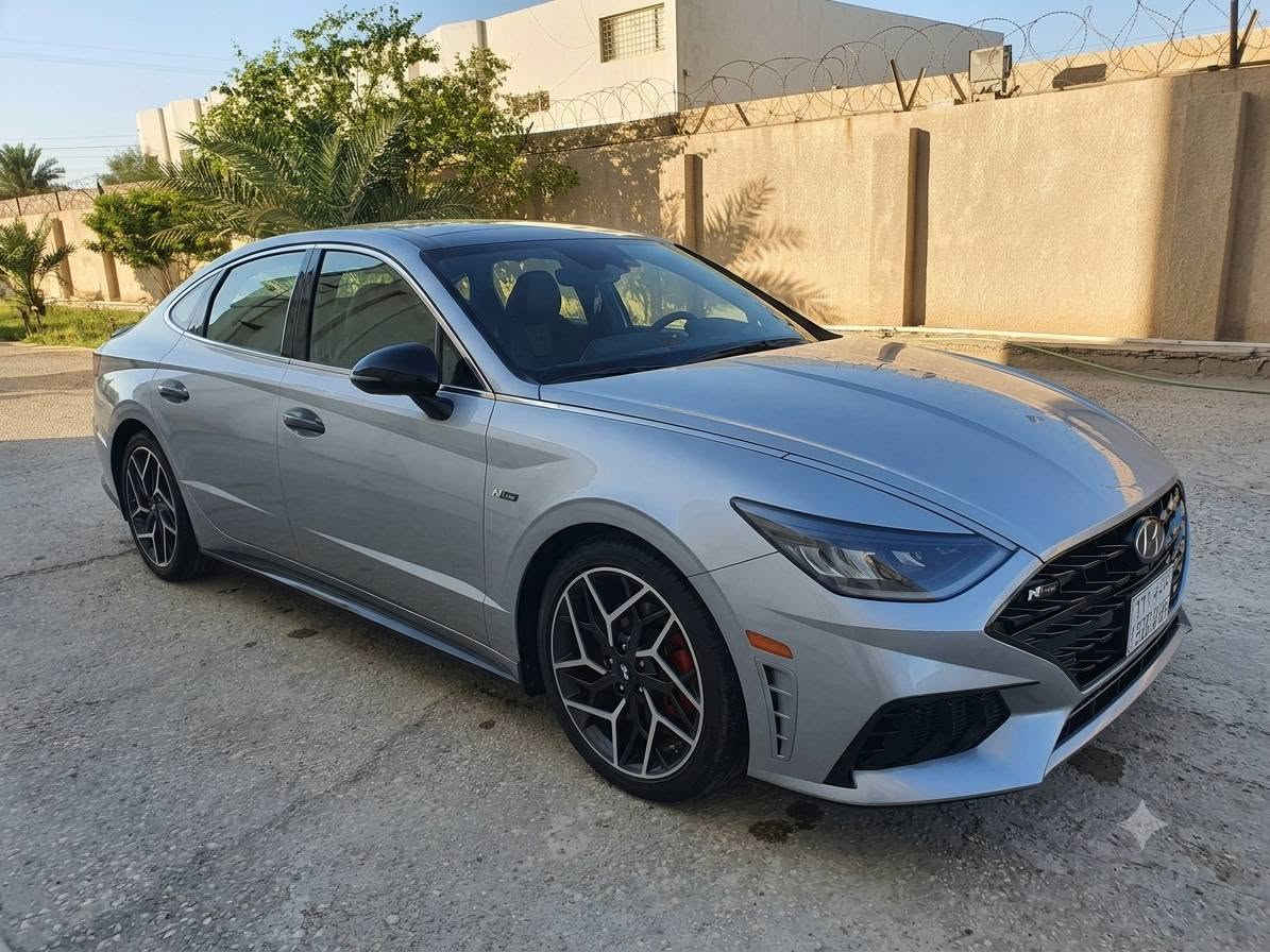 🔥 المحرك والأداء
سوناتا 22 اربيل محرك: 4 سلندر تيربو 2.5 لتر (Smartstream G2.5 T-GDi)
 • القوة: حوالي 290 حصان
 • العزم: حوالي 422 نيوتن.متر
 • ناقل الحركة: أوتوماتيك 8 سرعات DCT (دبل كلج)
 • نظام الدفع: دفع أمامي (FWD)
 • تسارع 0-100 كم/س: تقريباً 5.5 – 6 ثواني
 • نظام تعليق رياضي خاص بفئة N Line
 • عادم رياضي بصوت أقوى

⸻

 التصميم الخارجي (N Line)
 • شبك أمامي أسود رياضي
 • صدامات أمامية وخلفية بتصميم رياضي
 • جناح خلفي 
 • أربع مخارج عادم
 • 

⸻

الداخلية والتجهيزات
 • مقاعد رياضية بجلد + تطريز أحمر
 • شعار N Line على المقاعد والمقود
 • شاشة عدادات  12.3 إنج
 • شاشة معلومات وترفيه 10.25 إنج + شاشات بالكشنات الامامية 
 • نظام Apple CarPlay و Android Auto
 • نظام صوت Bose (حسب الفئة)
 • شاحن لاسلكي
 • إضاءة داخلية محيطية

⸻

 أنظمة الأمان
 
 • نظام المحافظة على المسار
 • نظام تحذير النقطة العمياء
 • فرملة طوارئ أوتوماتيكية
 • كاميرا خلفية + حساسات أمامية وخلفية
 • 6 وسائد هوائية أو أكثر

⸻

 استهلاك الوقود
 • تقريباً 11 – 12 كم/لتر (يختلف حسب القيادة
صور الحادث مرفقه بالمنشور باب خلفي ايمن + هلال جاملغ خلفي نفس الجهة بدون ايرباك بدون شاصي
السعر 190 وبيها مجال 
العنوان ديوانية 
للاستفسار
***********
 *********** واتساب
